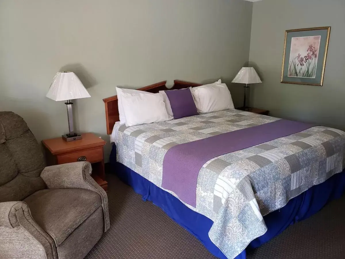King Room - single occupancy - Disability Access in Hot Springs Village Inn King Room - single occupancy - Disability Access in Hot Springs Village Inn