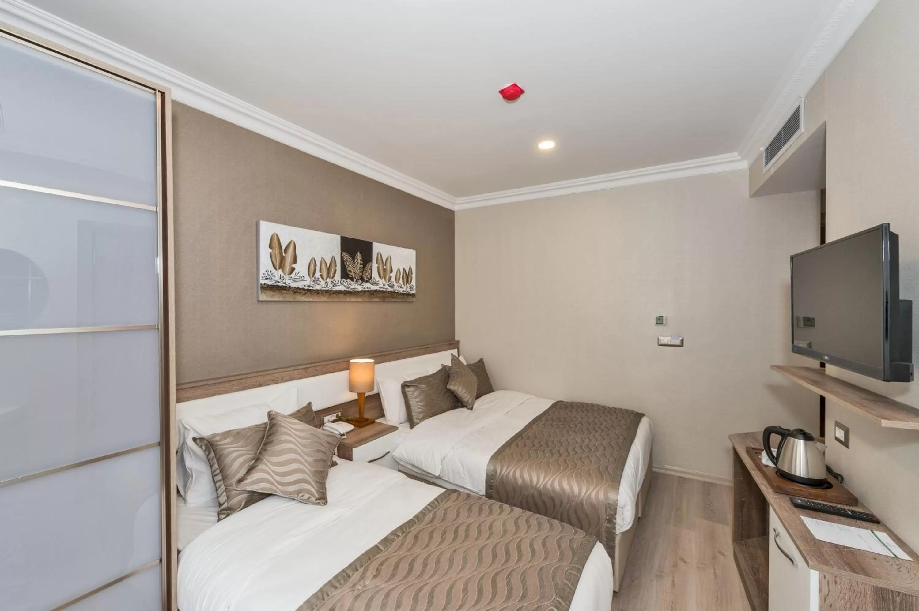 Photo of the whole room, Bed in Alphonse Hotel