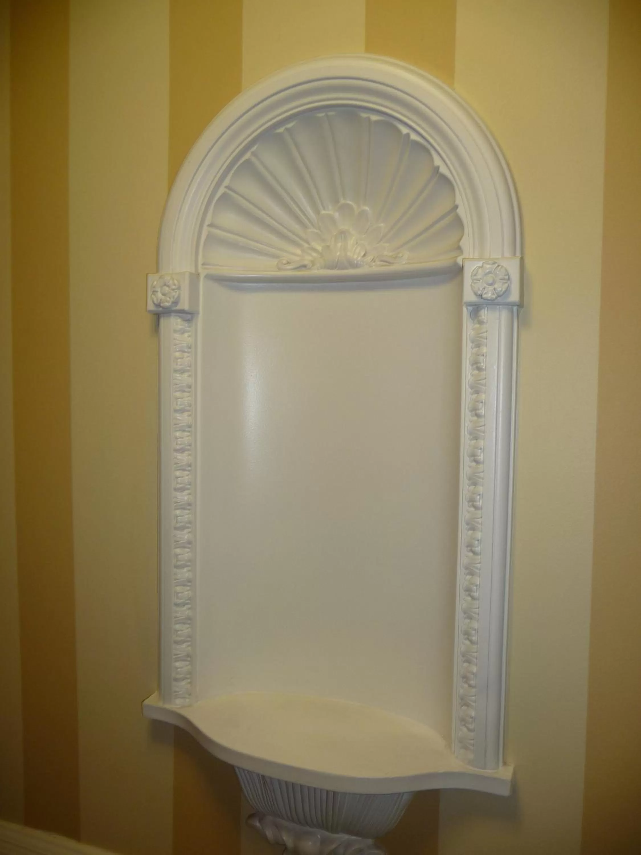 Decorative detail in Arbutus Inn