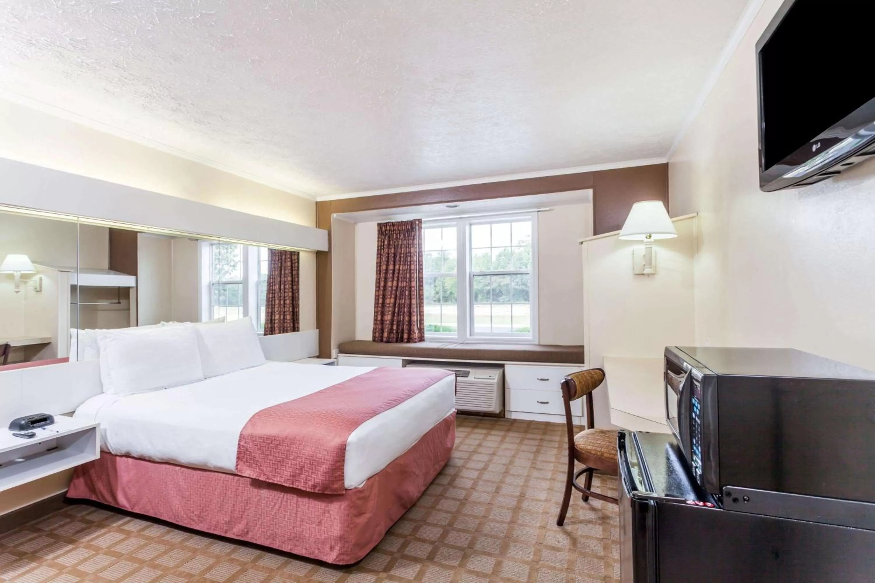 Photo of the whole room, Bed in Microtel Inn by Wyndham Wilson