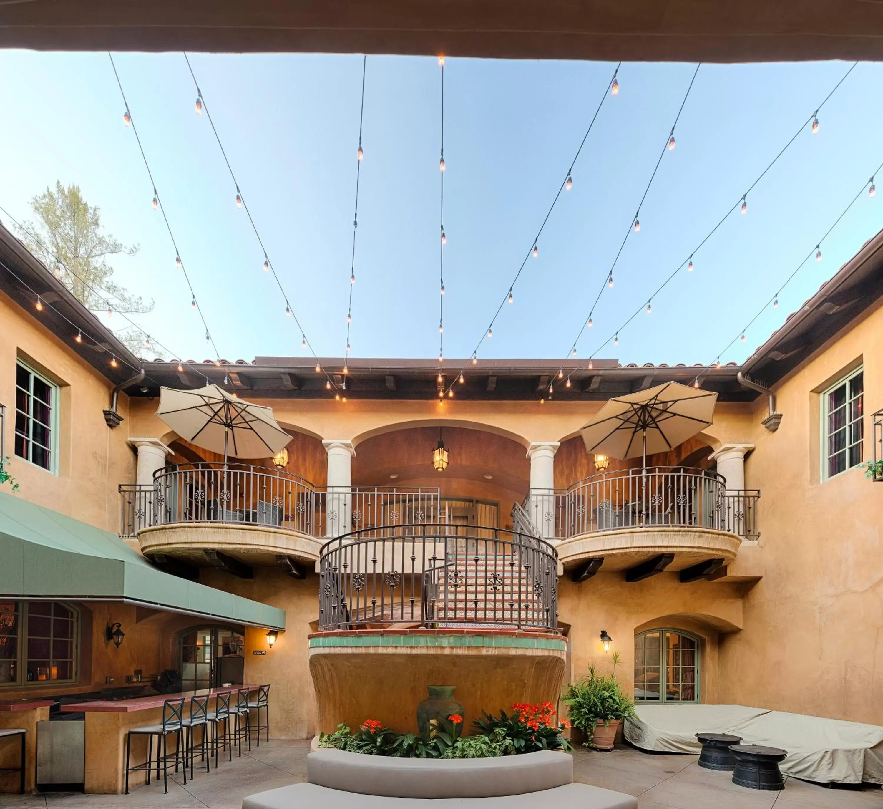 Facade/entrance, Property Building in Hotel Los Gatos