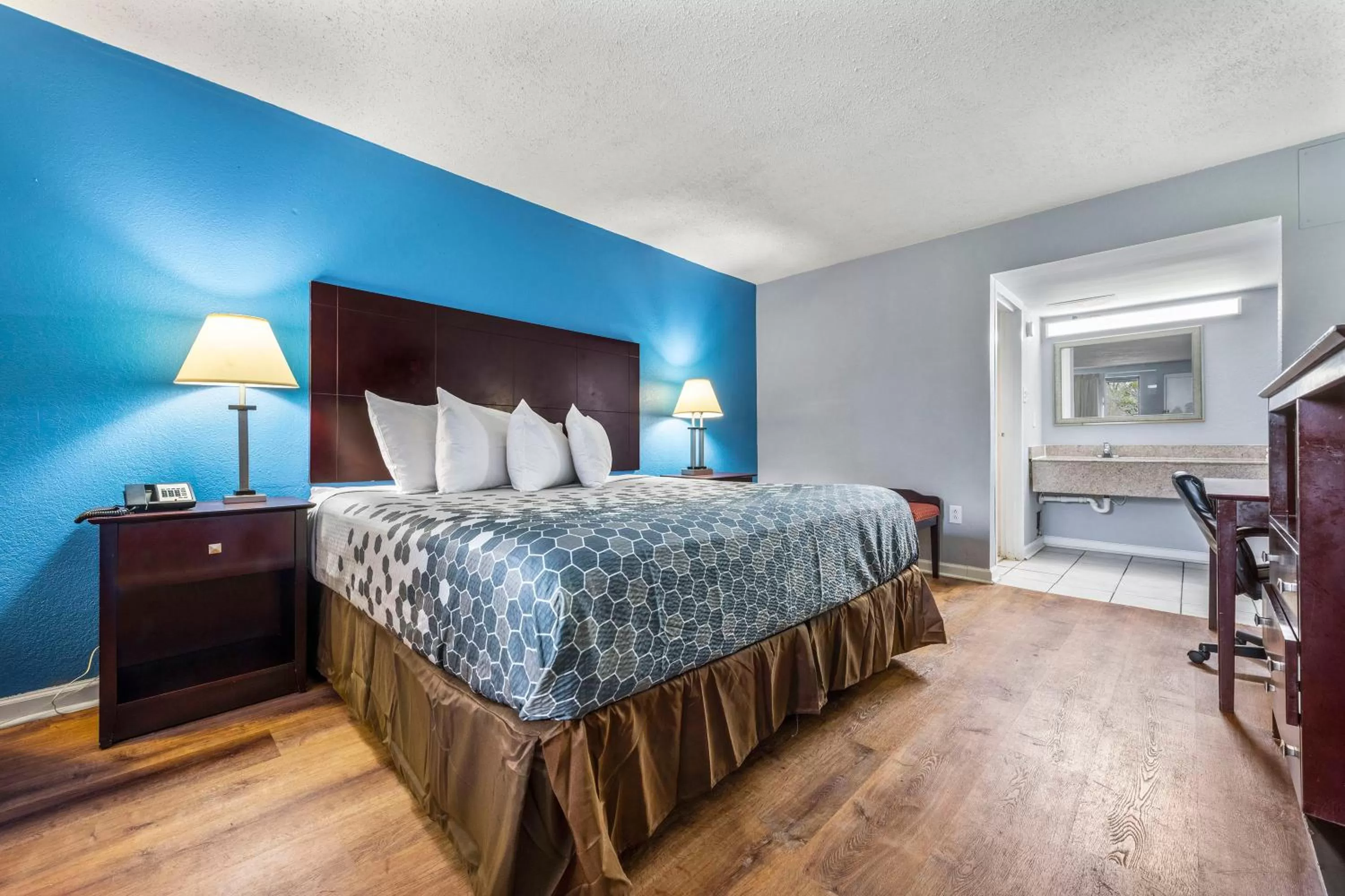 Bedroom, Bed in Econo Lodge Inn & Suites Virginia Beach - Norfolk