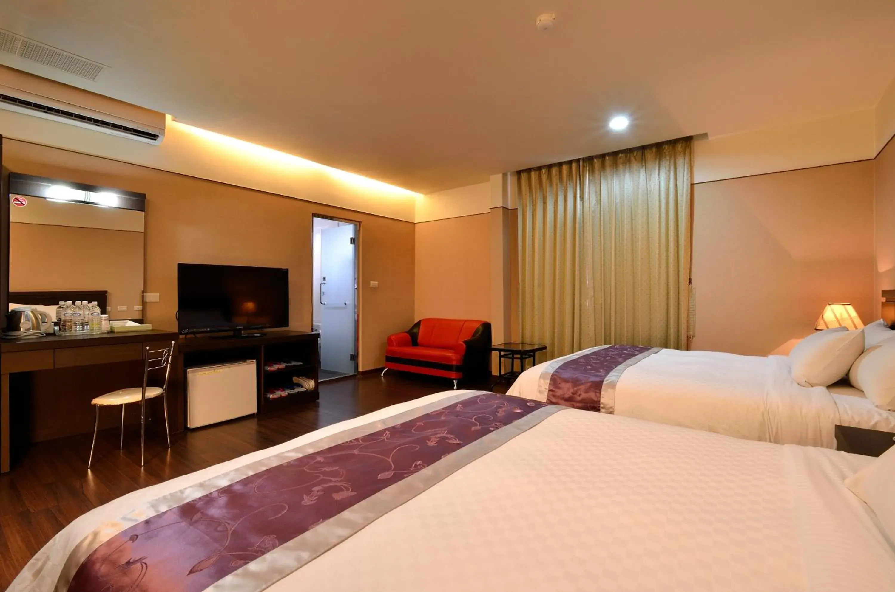 Photo of the whole room, Bed in King Town Hotel