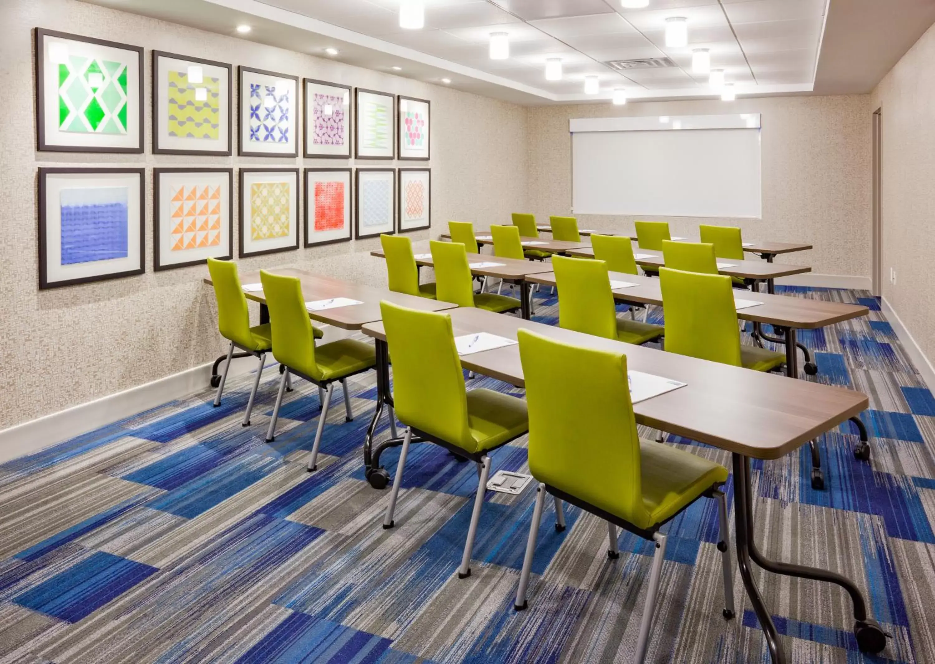 Meeting/conference room in Holiday Inn Express and Suites Des Moines Downtown, an IHG Hotel