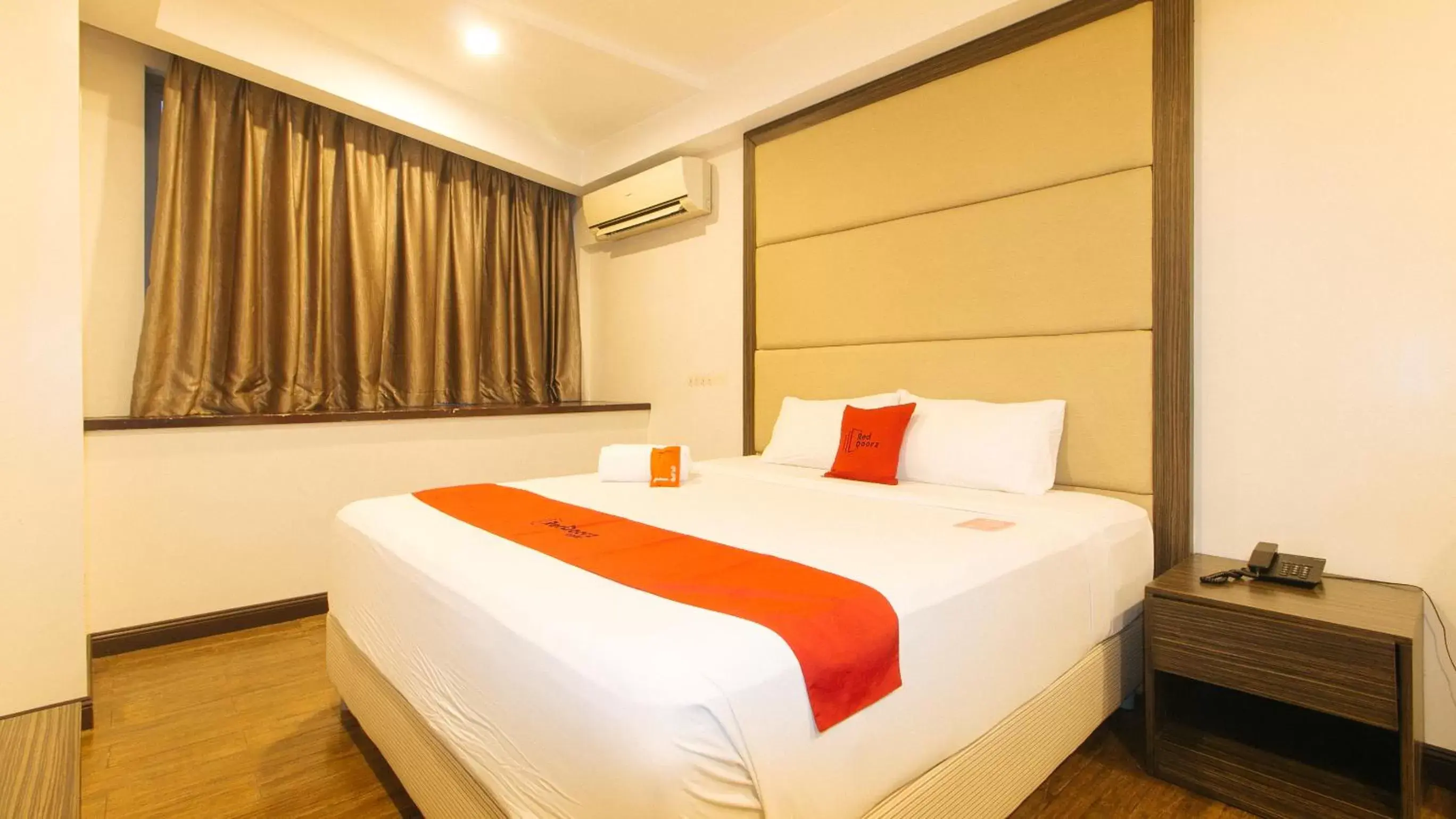 Bed in RedDoorz Premium @ West Avenue Quezon City