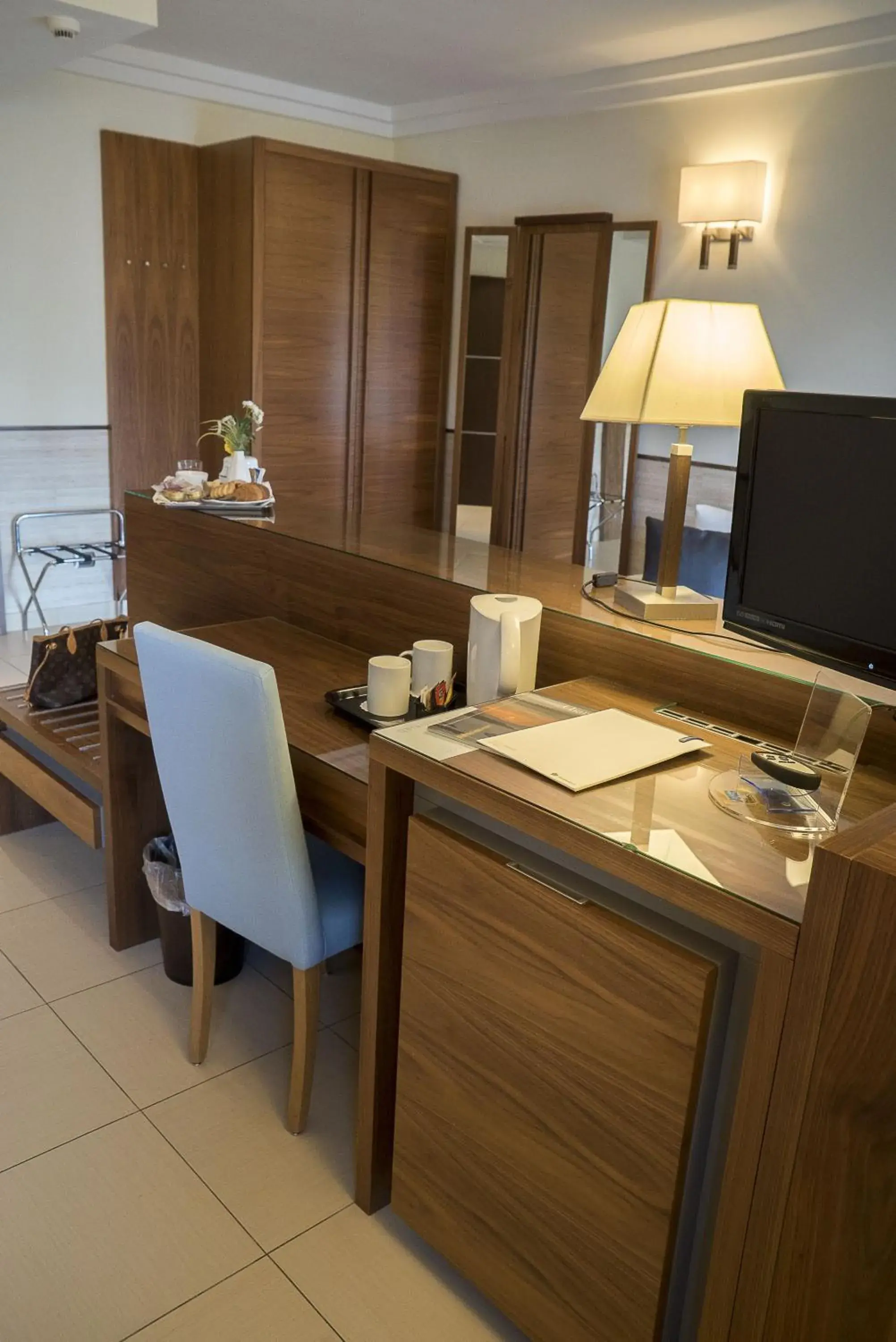 Seating area, Bathroom in Suites & Residence Hotel