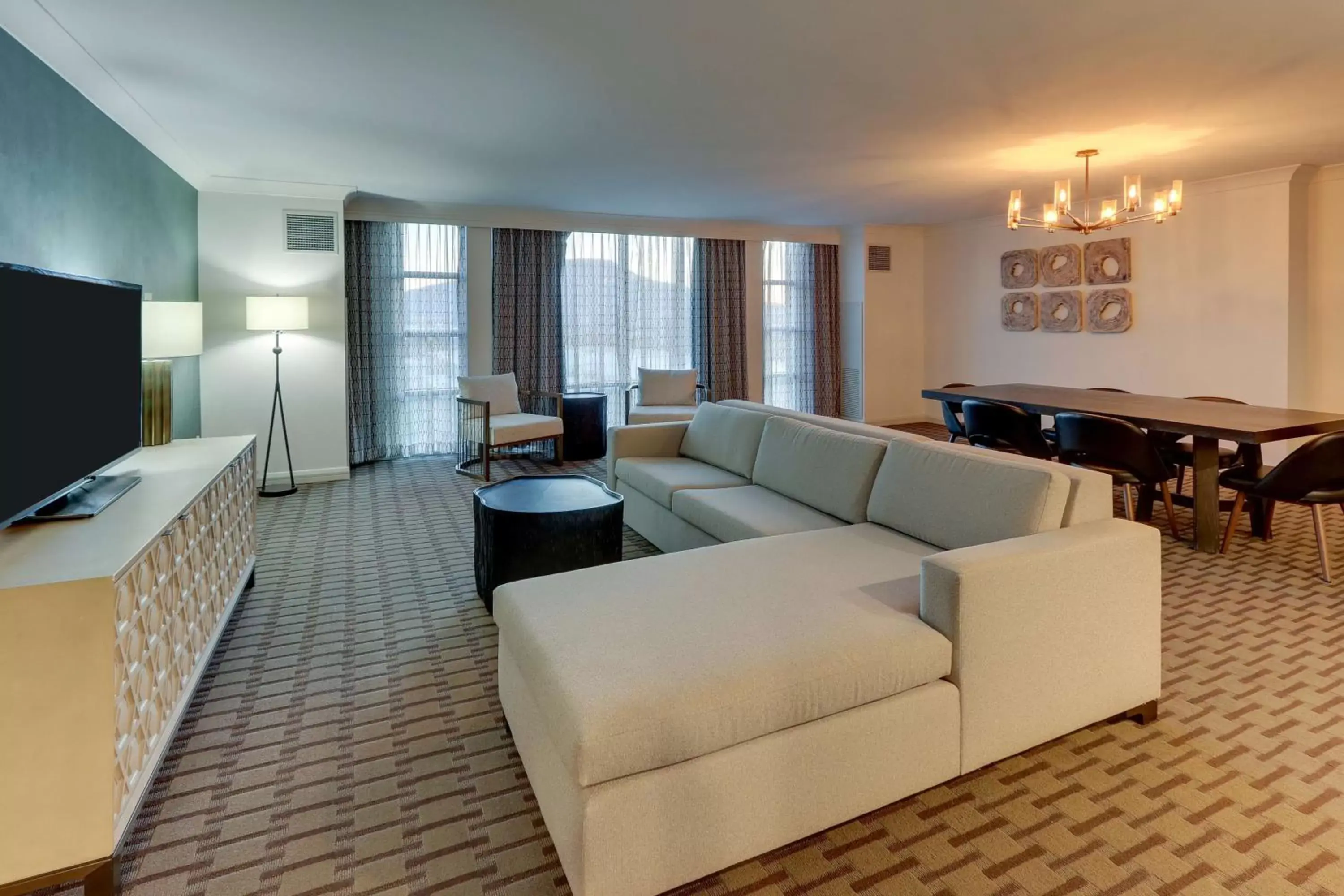 Bedroom, Seating Area in The Chattanoogan Hotel, Curio Collection By Hilton