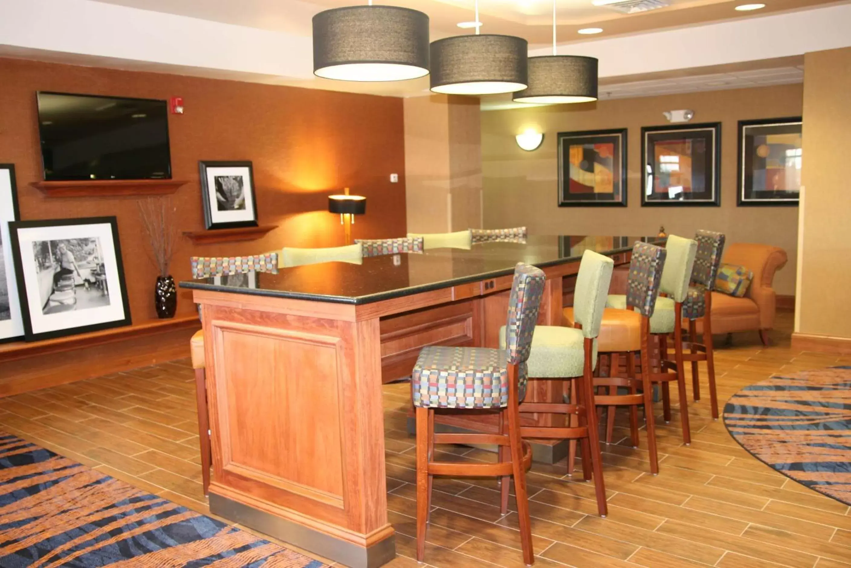 Lobby or reception, Lounge/Bar in Hampton Inn Hutchinson