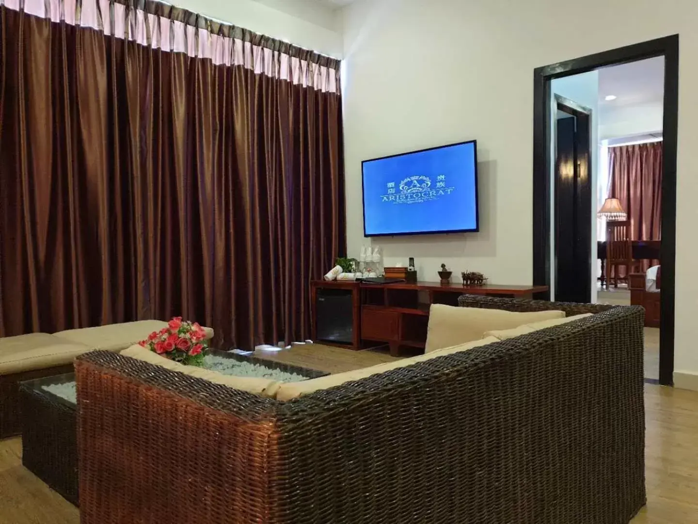 Communal lounge/ TV room, TV/Entertainment Center in Aristocrat Residence & Hotel