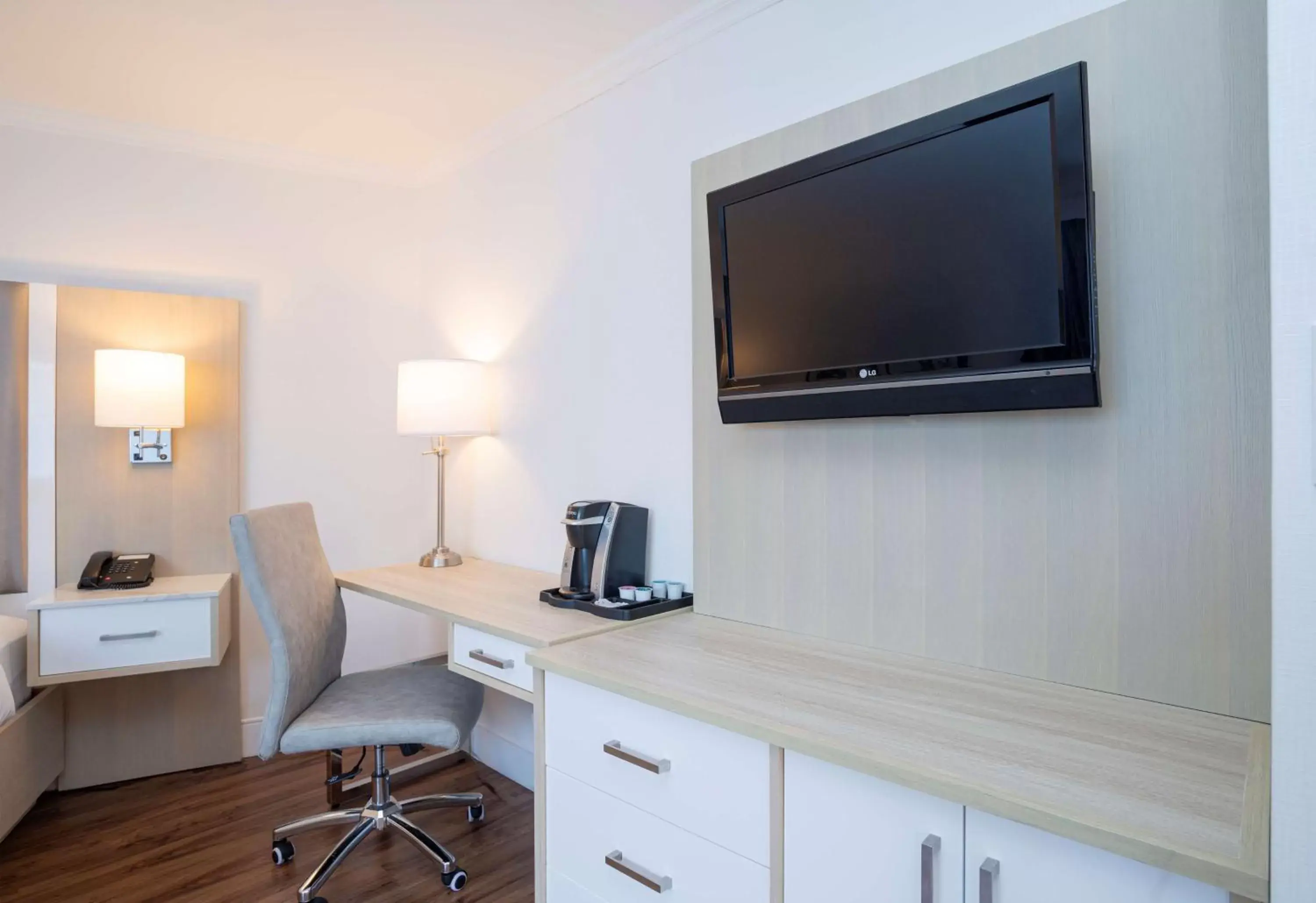 Photo of the whole room, TV/Entertainment Center in Best Western Dorchester Hotel