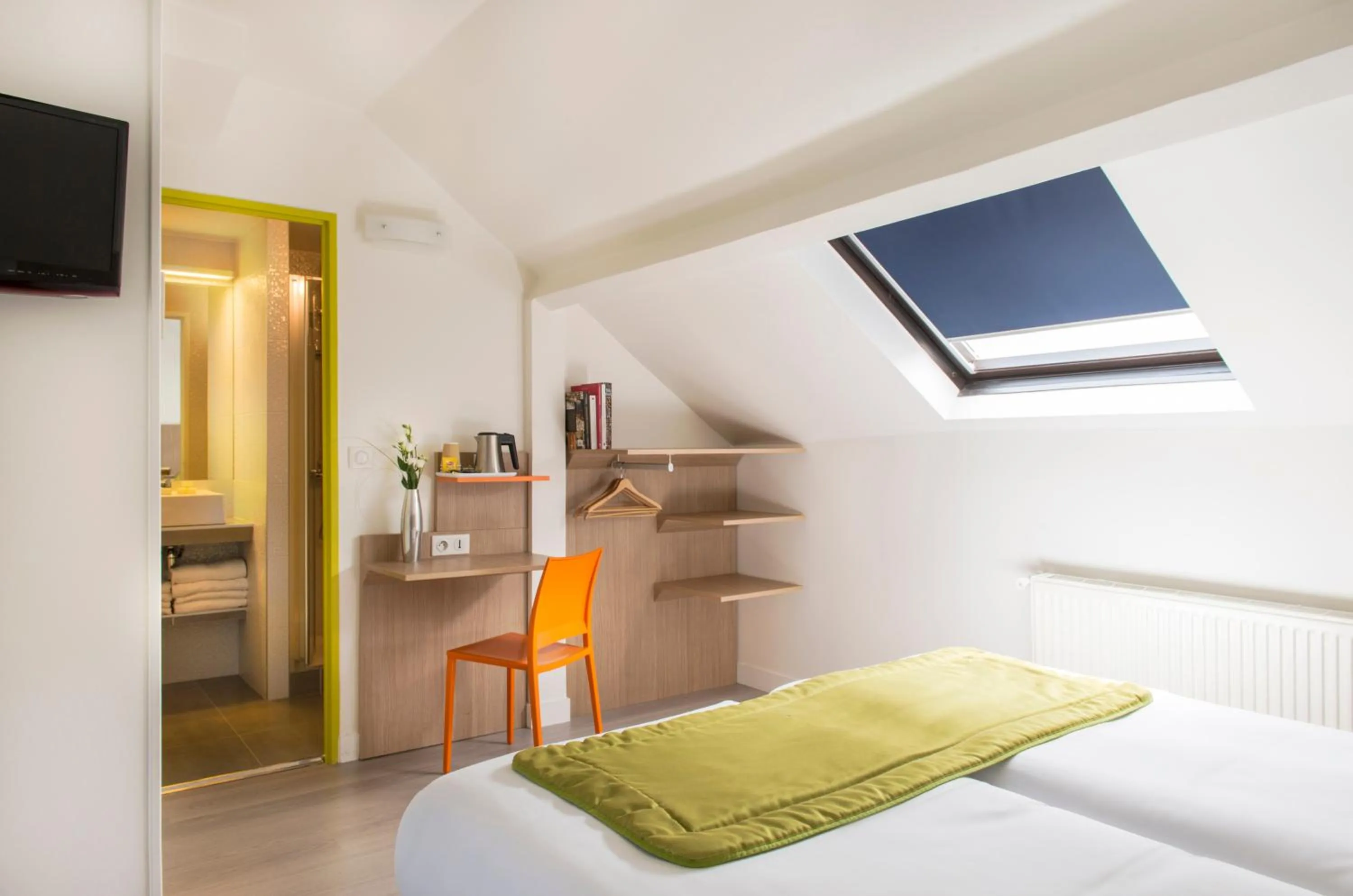 Bed in Hotel Bel Oranger Gare de Lyon