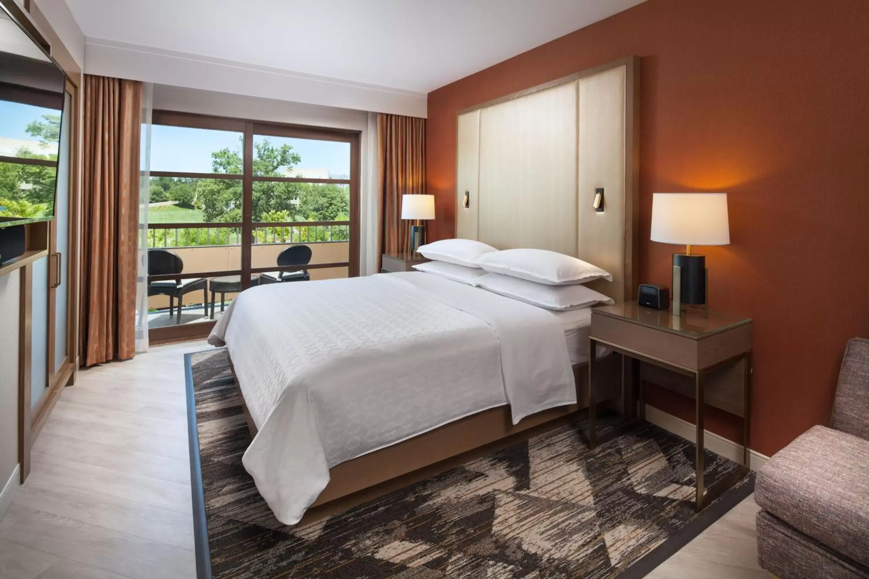 Club Room, King Bed in Sheraton Redding Hotel at the Sundial Bridge Club Room, King Bed in Sheraton Redding Hotel at the Sundial Bridge