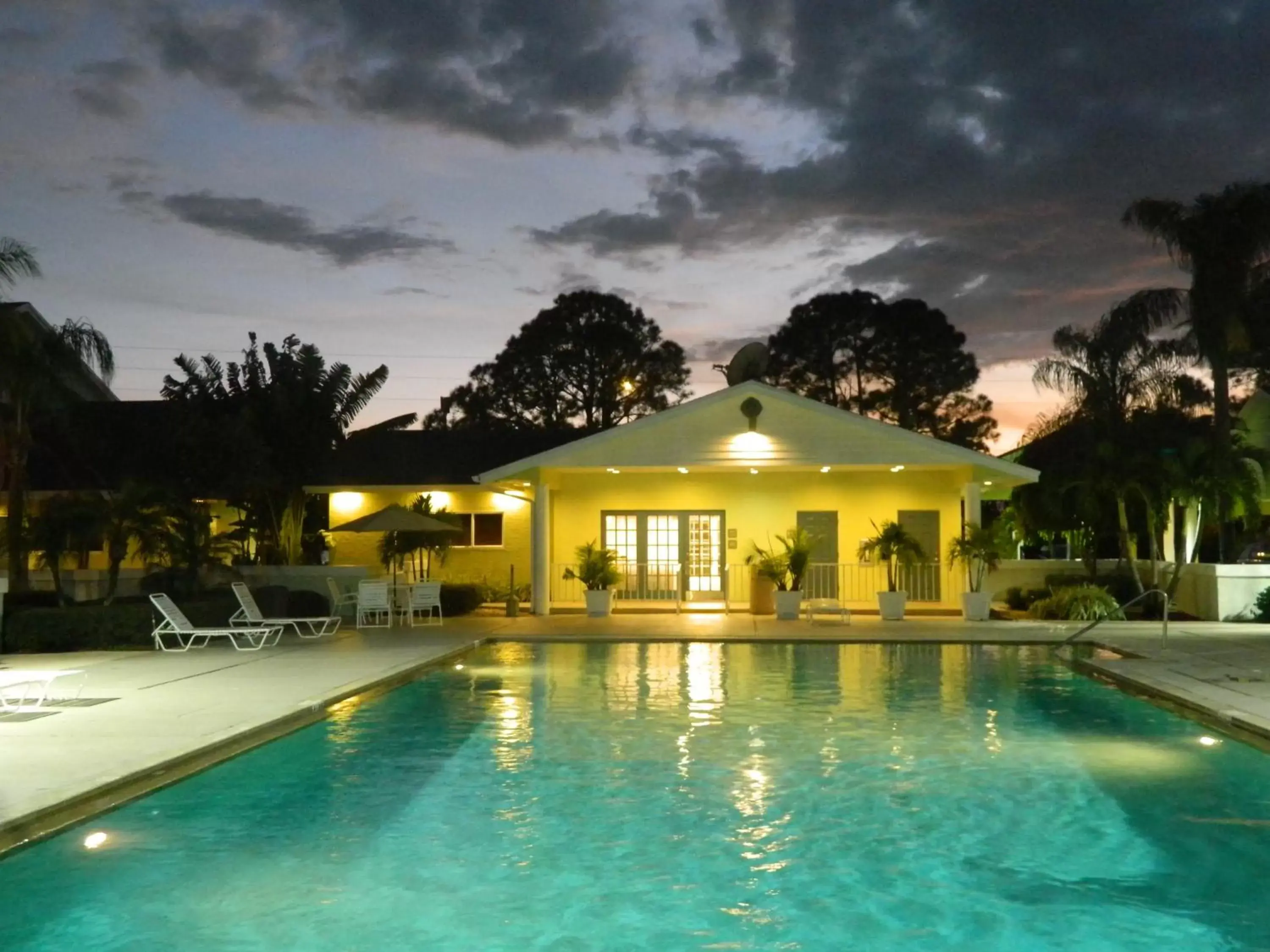 Property building, Swimming Pool in Best Western Port St. Lucie
