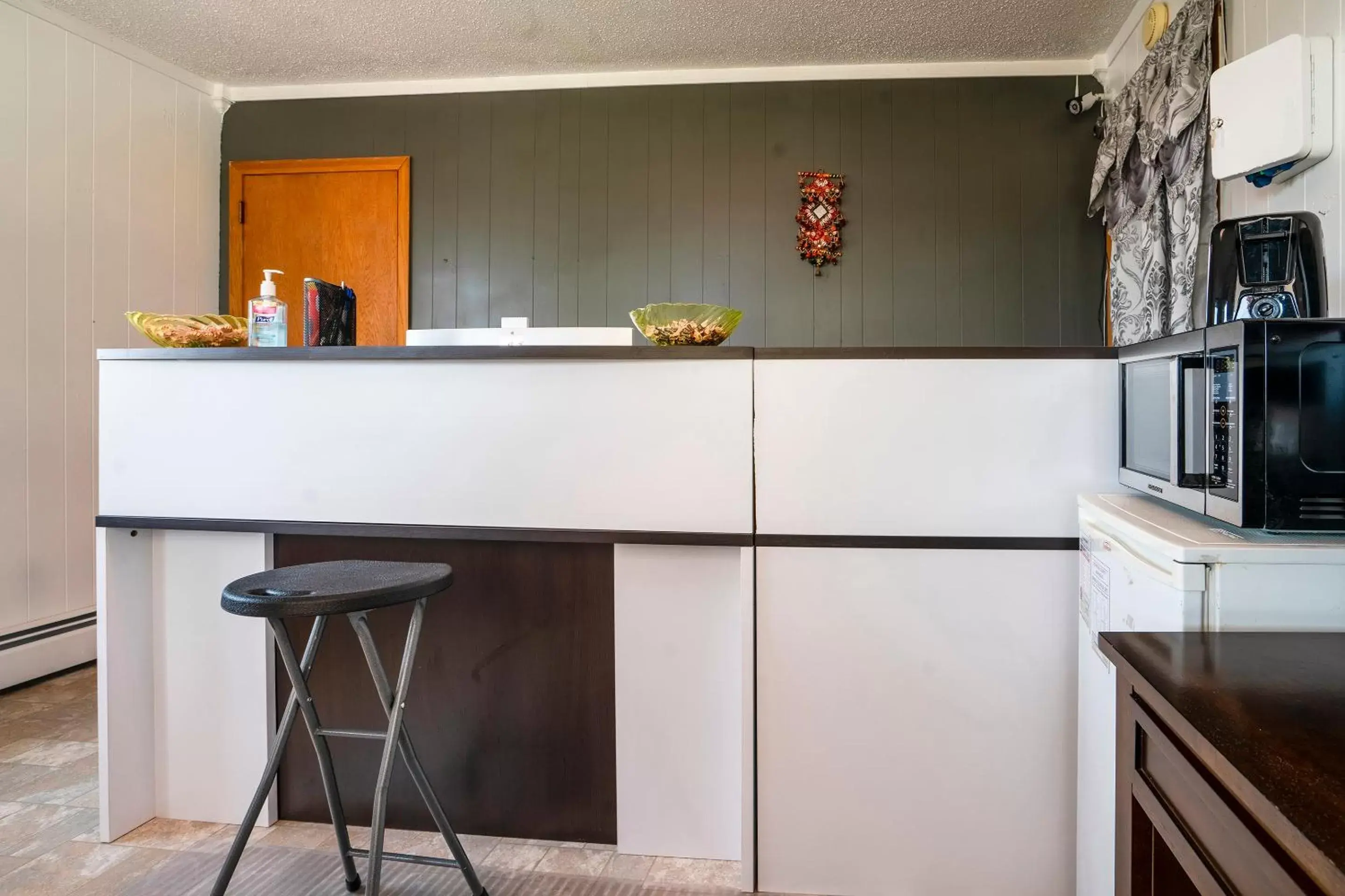 Lobby or reception, Kitchen/Kitchenette in OYO Hotel Lamberton Hwy 14