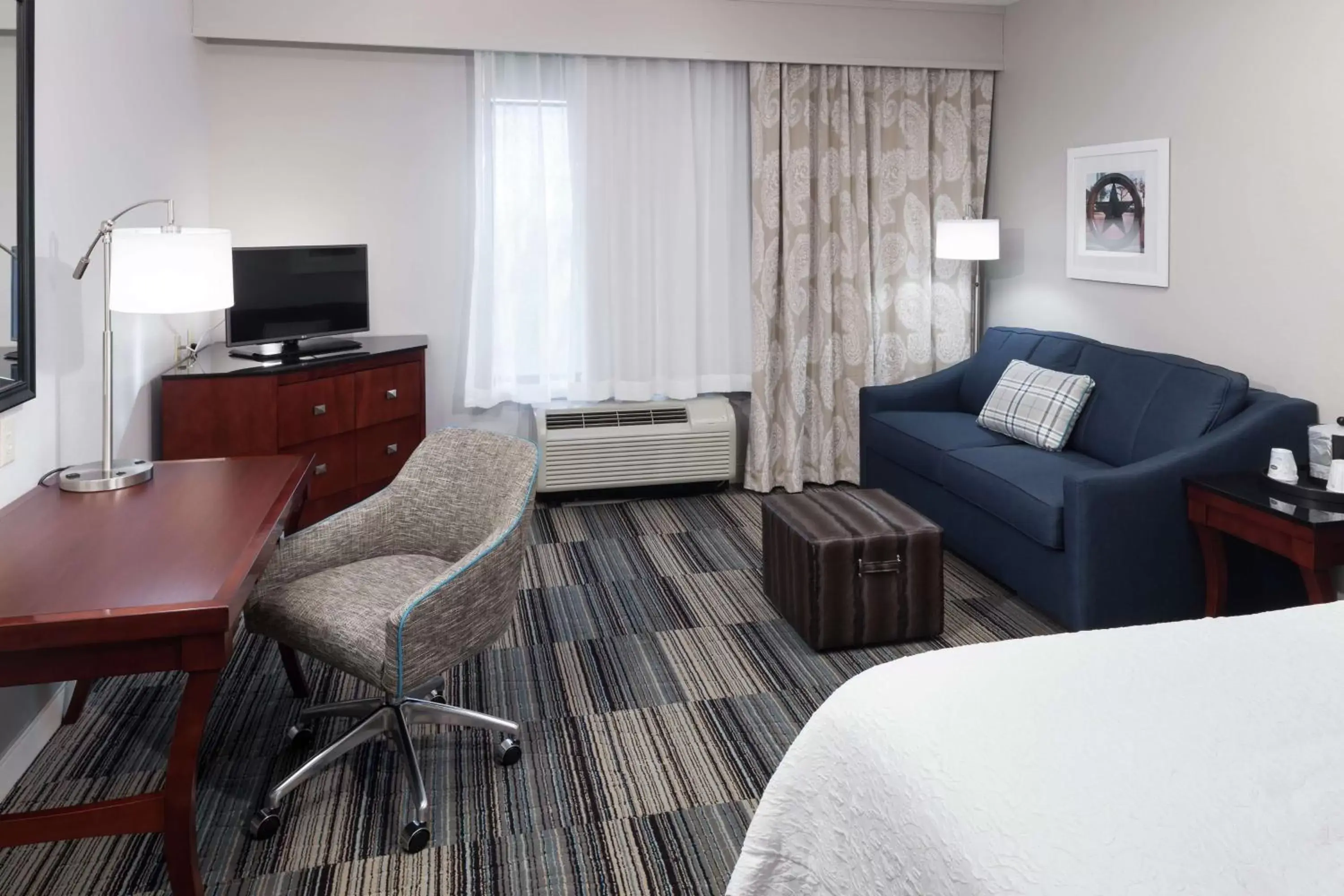 Bedroom, Seating Area in Hampton Inn & Suites Ft. Worth-Burleson