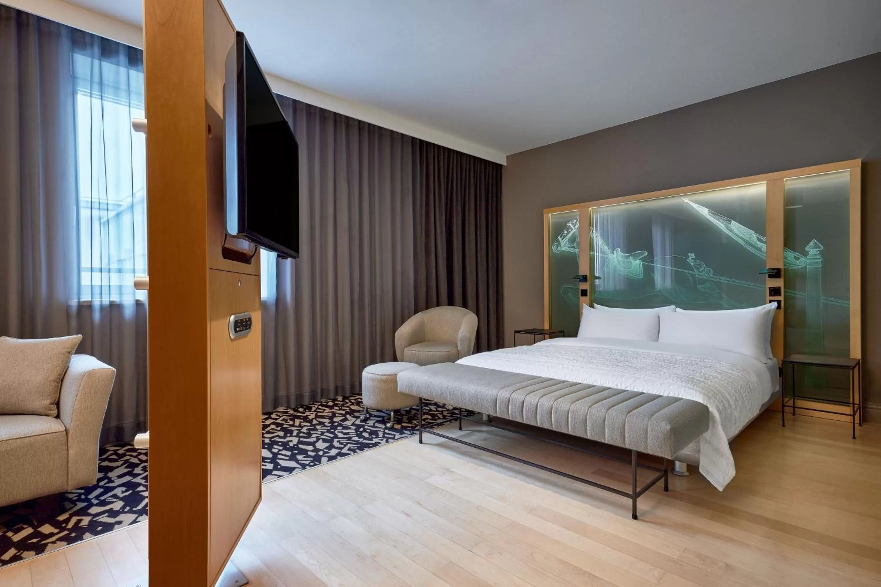 Photo of the whole room, Bed in Le Méridien Vienna