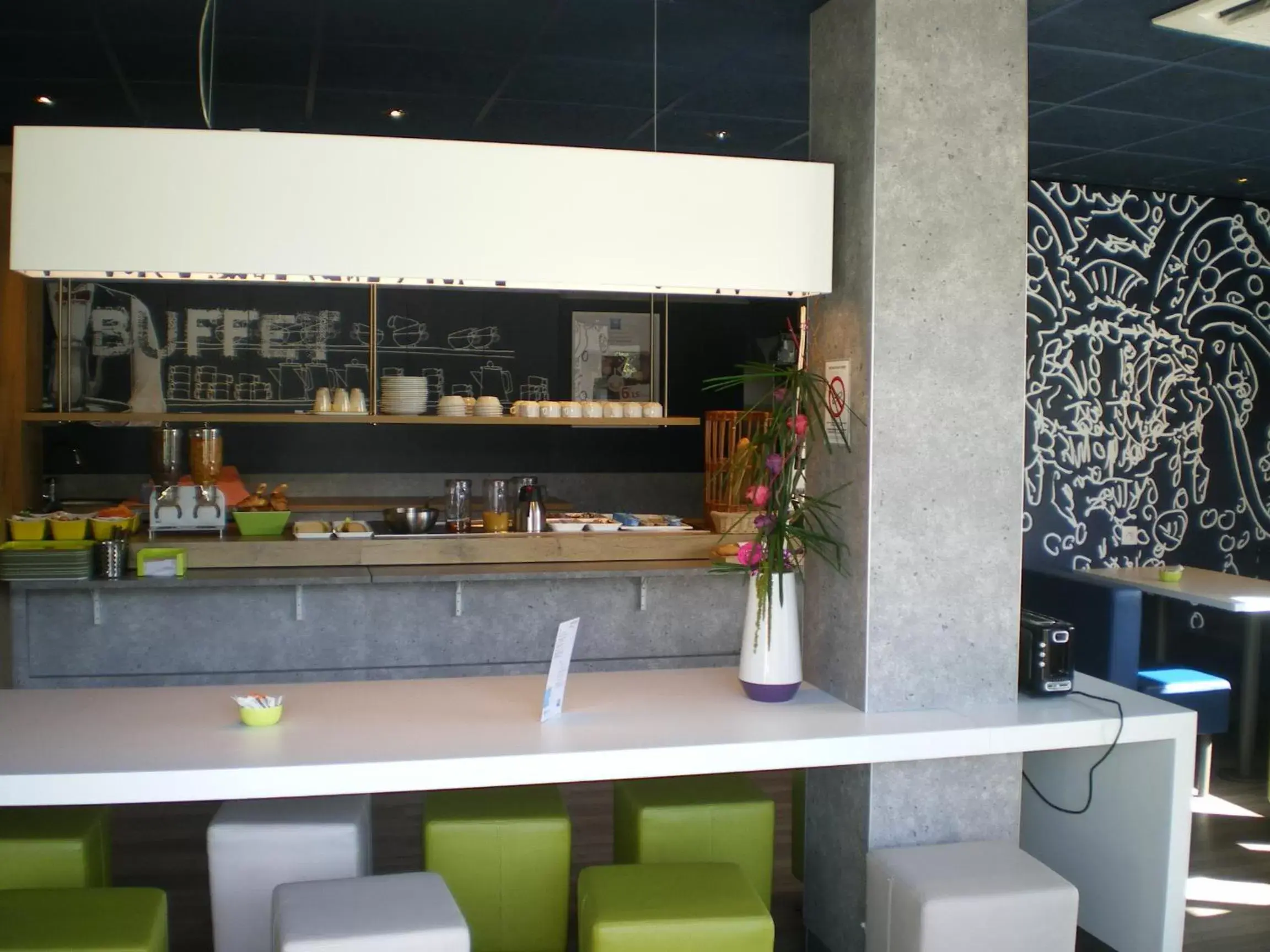 Kitchen or kitchenette, Lounge/Bar in IBIS BUDGET Biarritz - Anglet