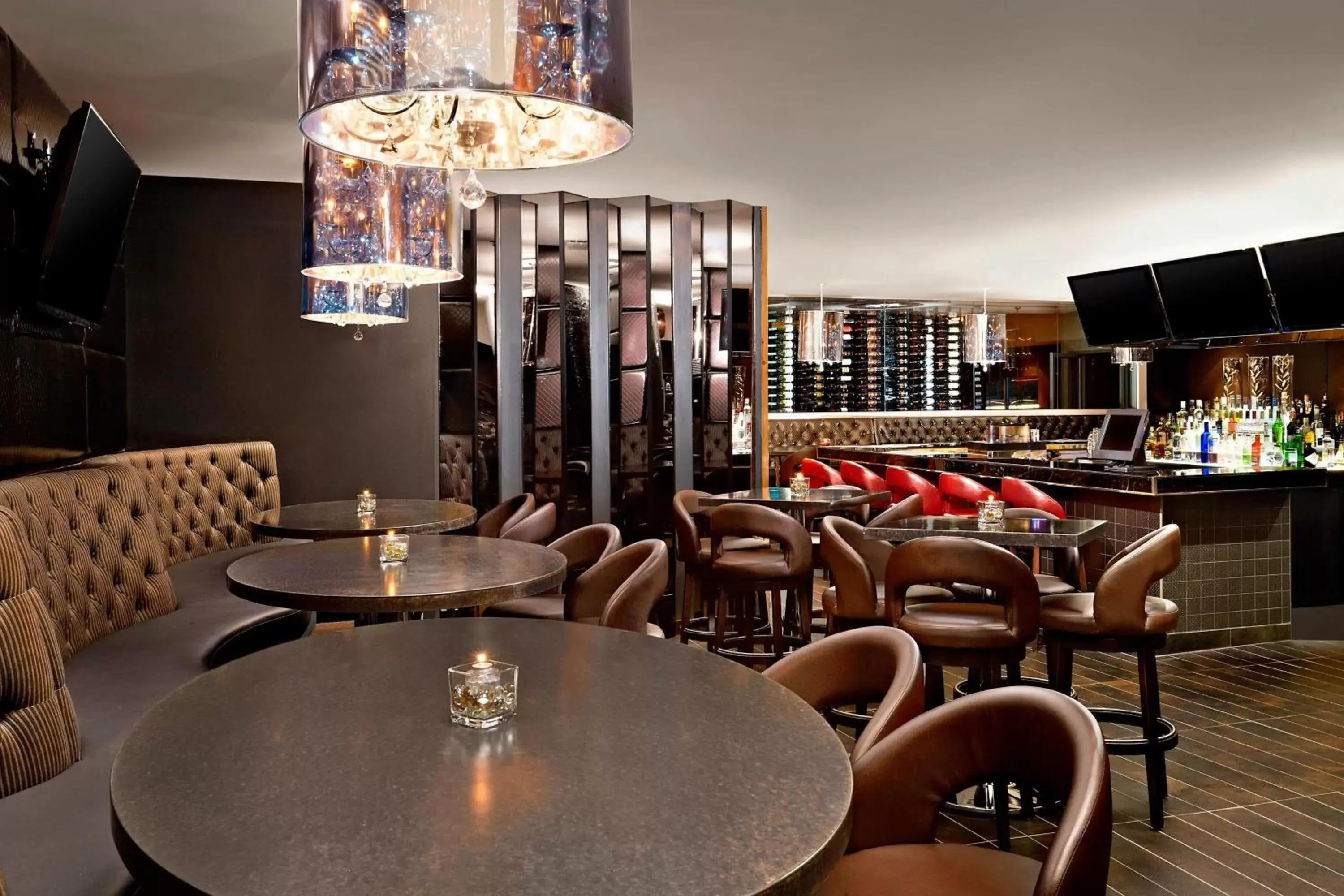 Kitchen or kitchenette, Lounge/Bar in Four Points by Sheraton Hotel & Suites Calgary West