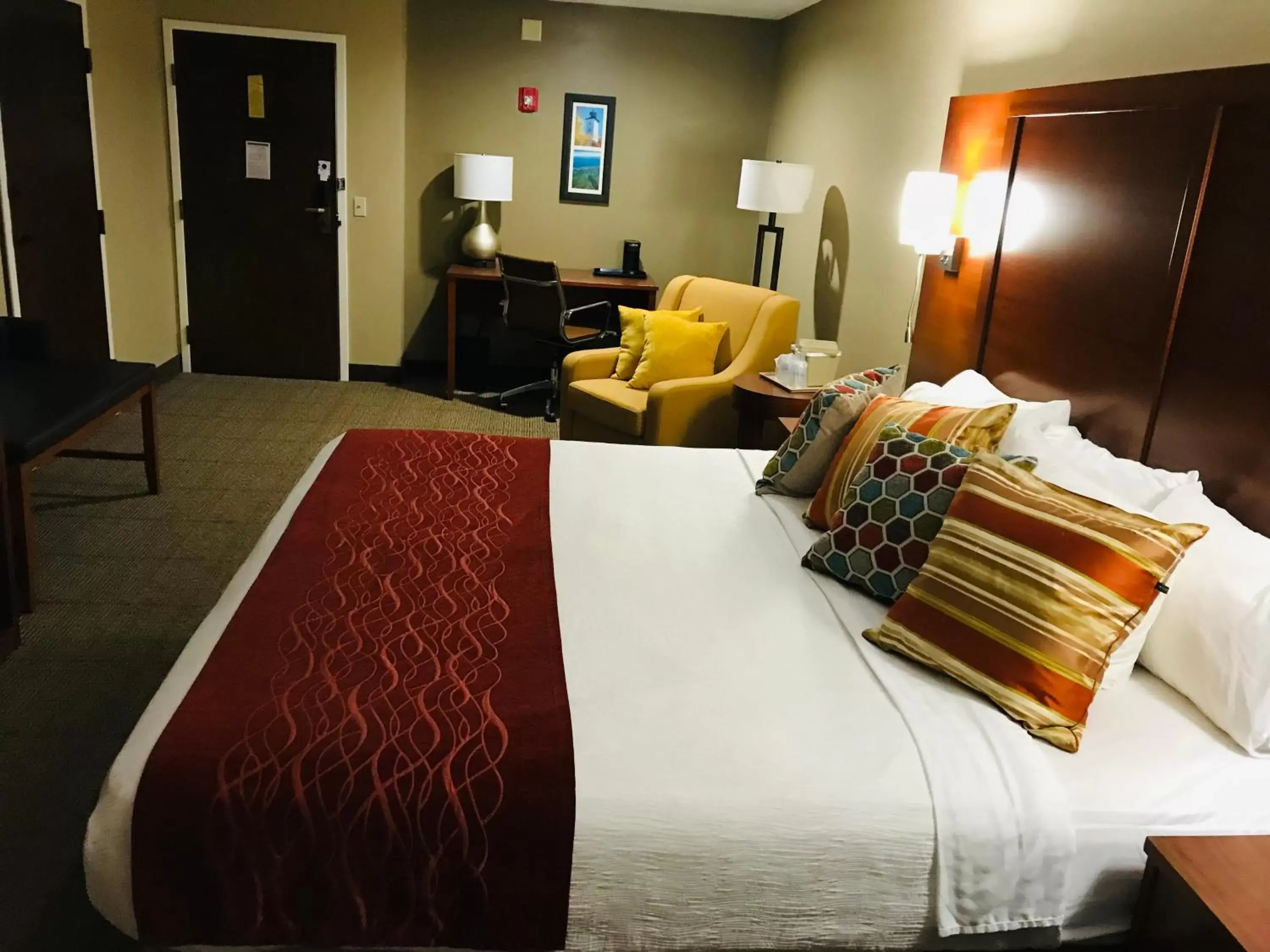 Bedroom, Bed in Comfort Inn, Erie - Near Presque Isle