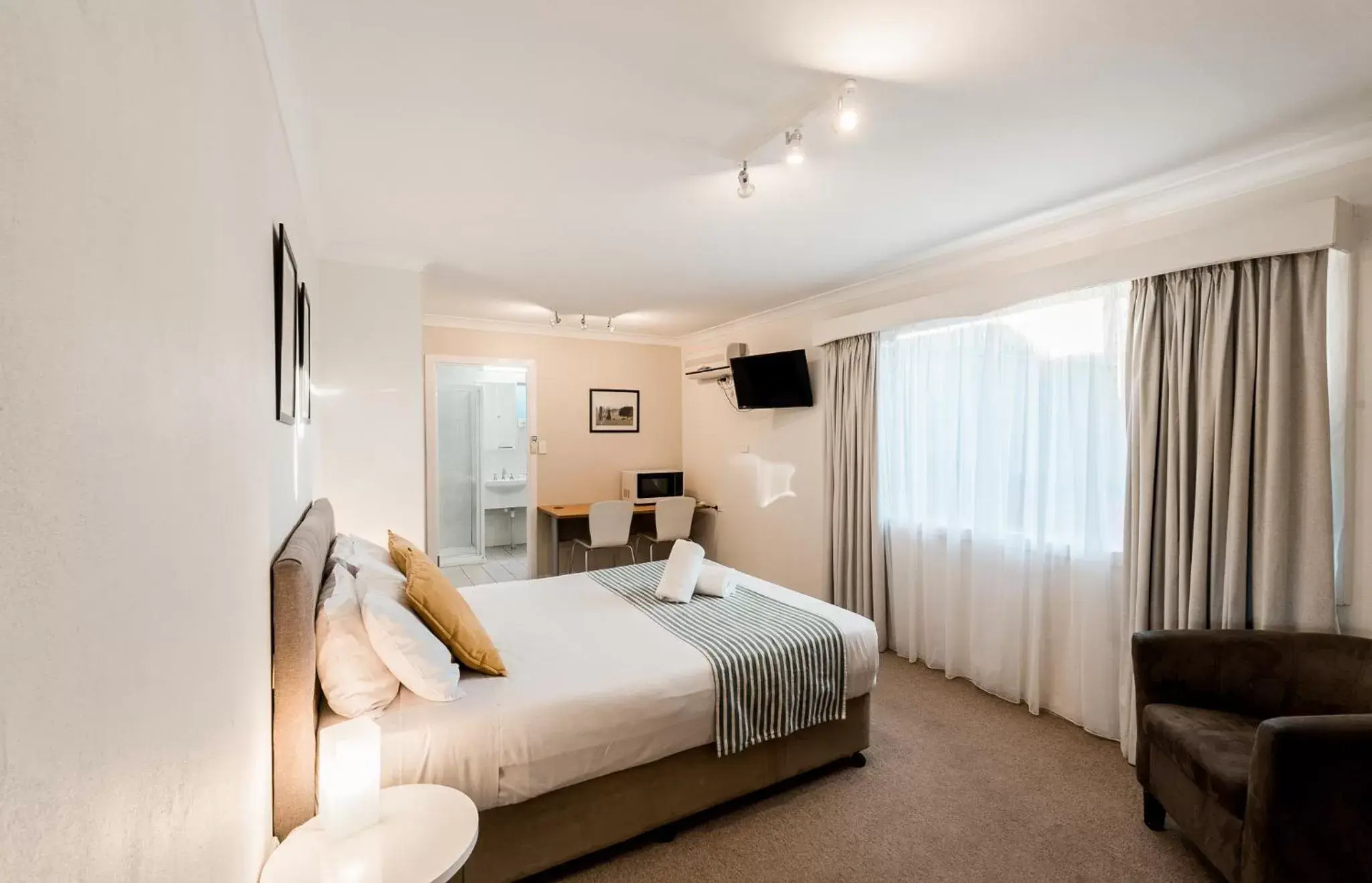 Bed in The Henry Parkes Tenterfield Bed in The Henry Parkes Tenterfield