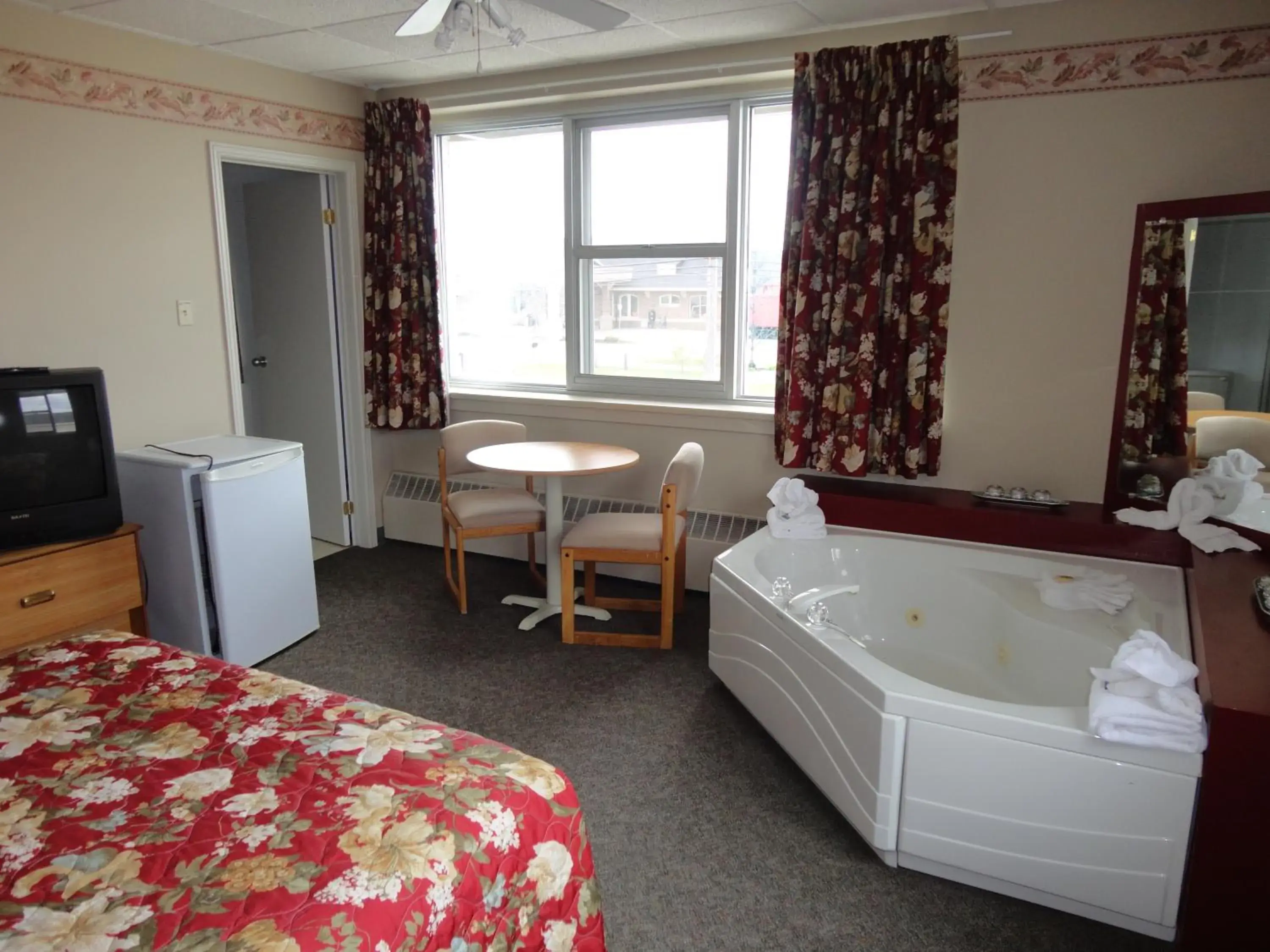 Photo of the whole room in Park Inn Motel