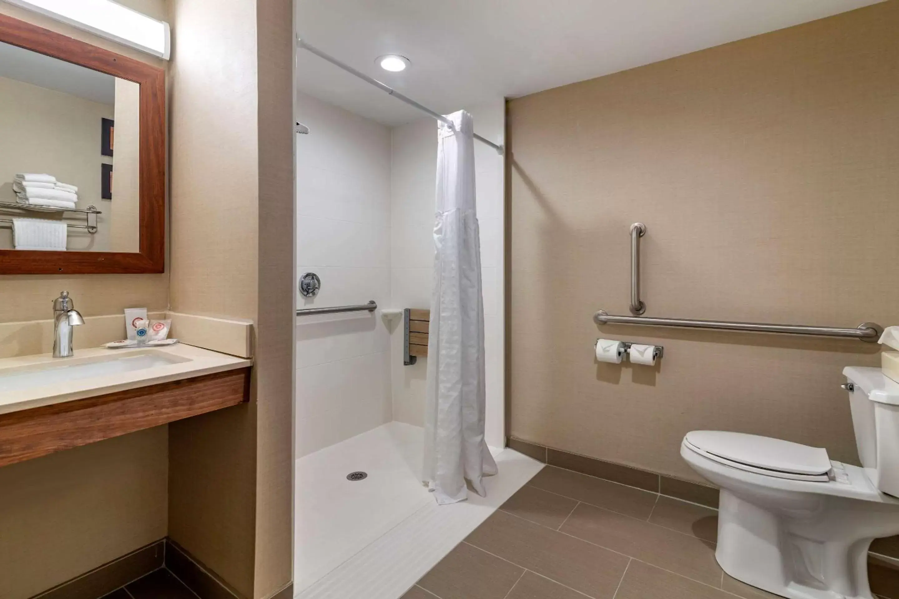 Double Room with Two Double Beds - Accessible/Non-Smoking in Comfort Inn Airport Manchester Double Room with Two Double Beds - Accessible/Non-Smoking in Comfort Inn Airport Manchester