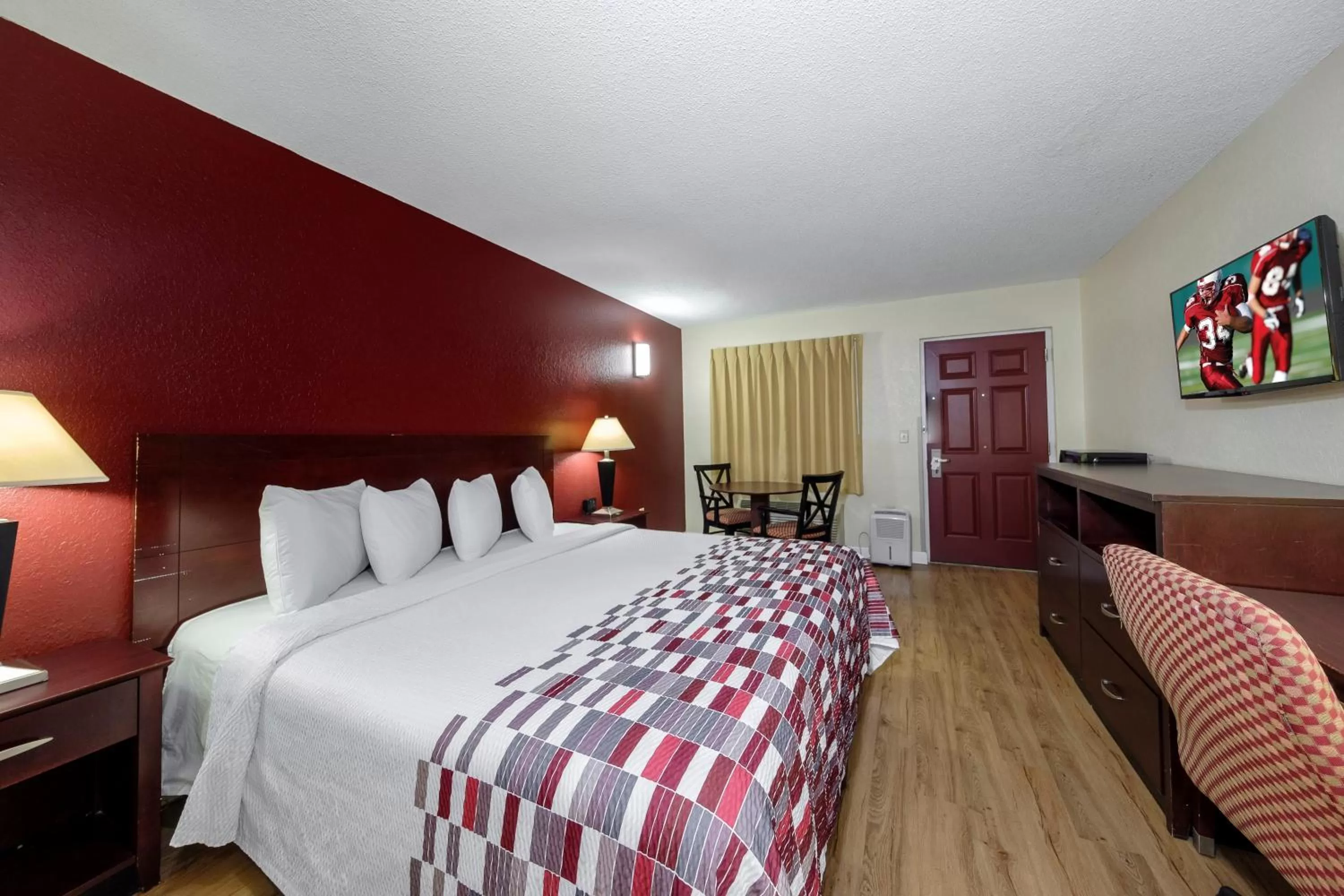 Photo of the whole room, Bed in Red Roof Inn Ellenton - Bradenton NE