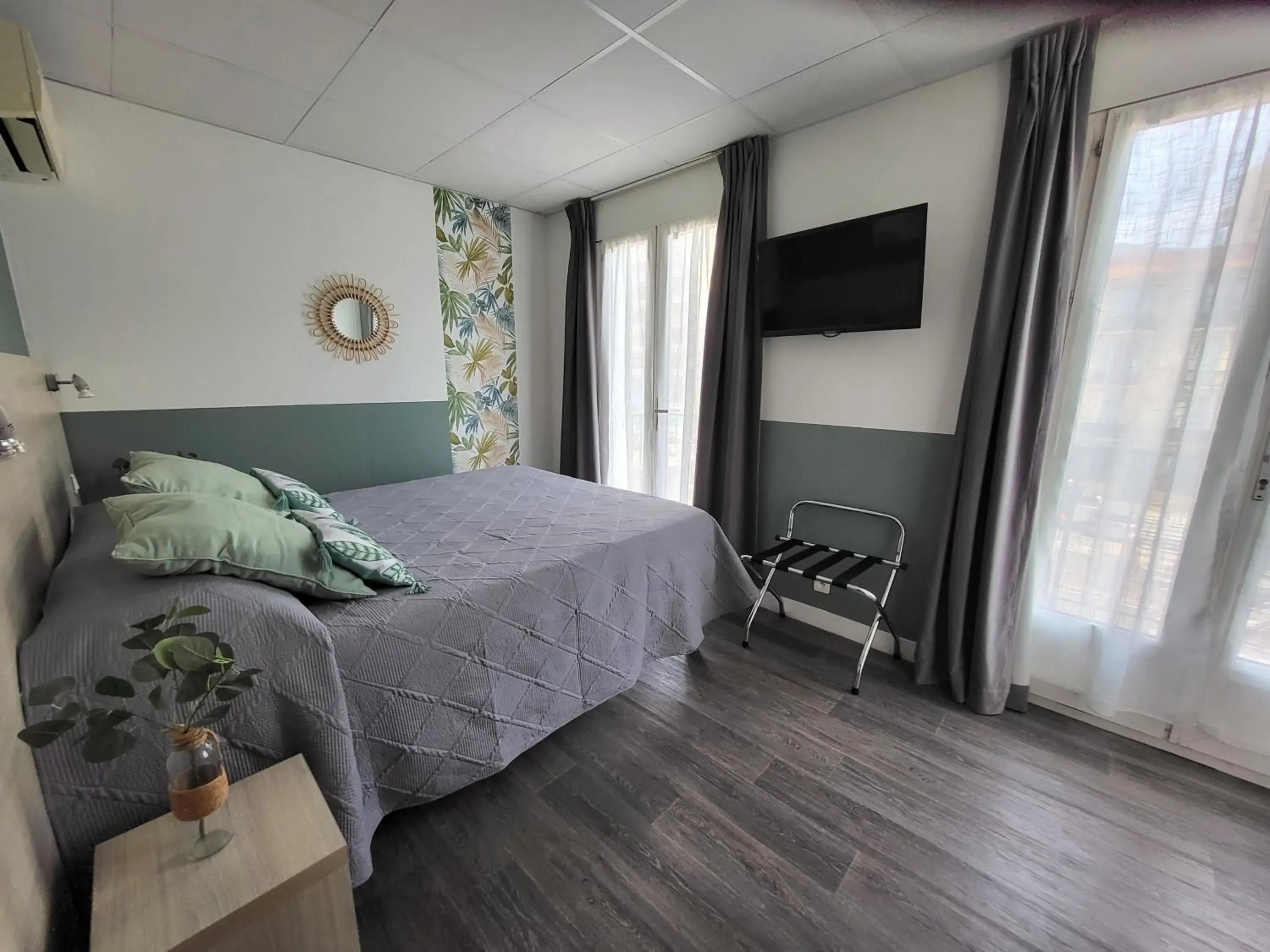 Bedroom, Bed in Hotel Parisien