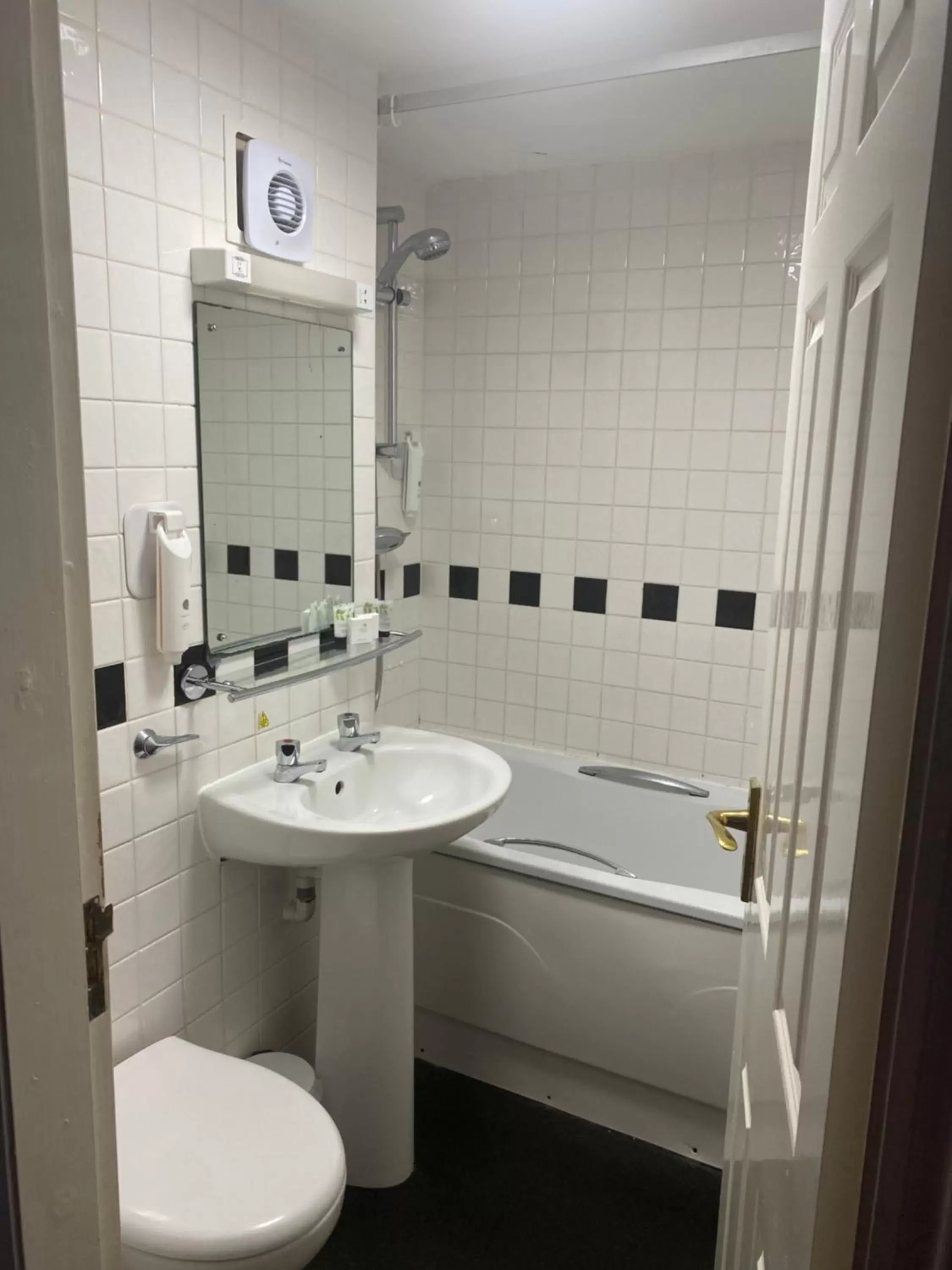Bathroom in The Queens Head Inn