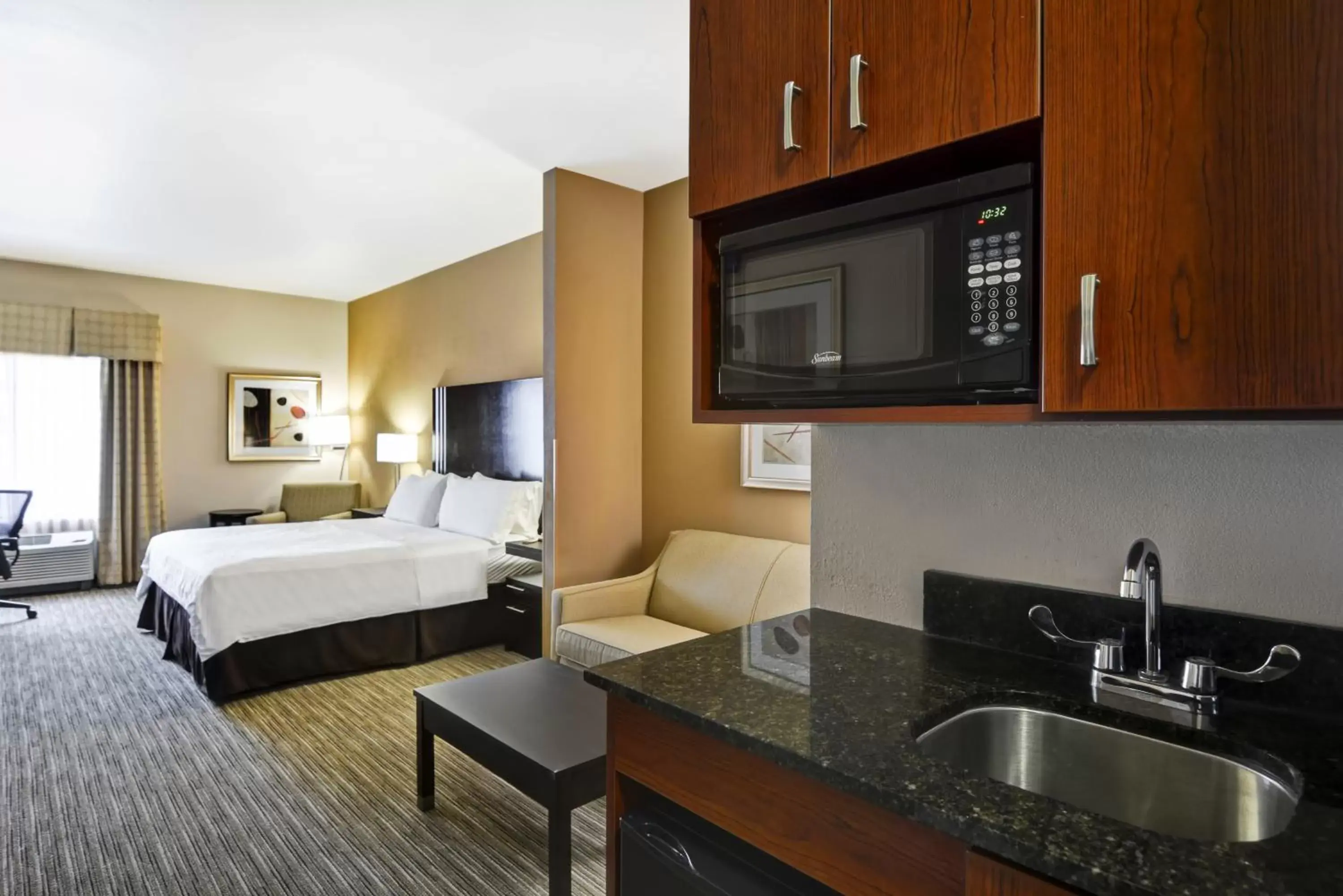 Photo of the whole room, Kitchen/Kitchenette in Holiday Inn Express Hotel & Suites Milwaukee-New Berlin, an IHG Hotel