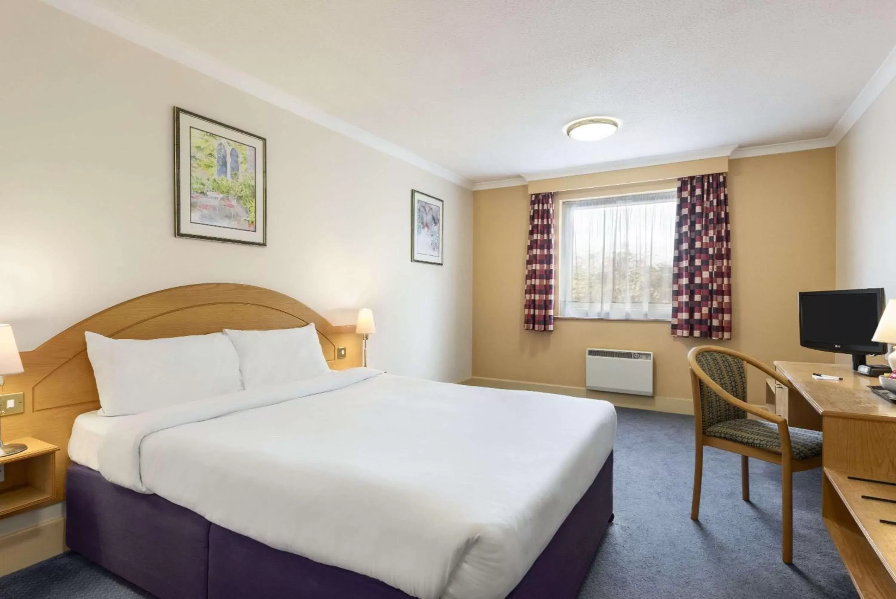 Photo of the whole room, Bed in Days Inn Watford Gap