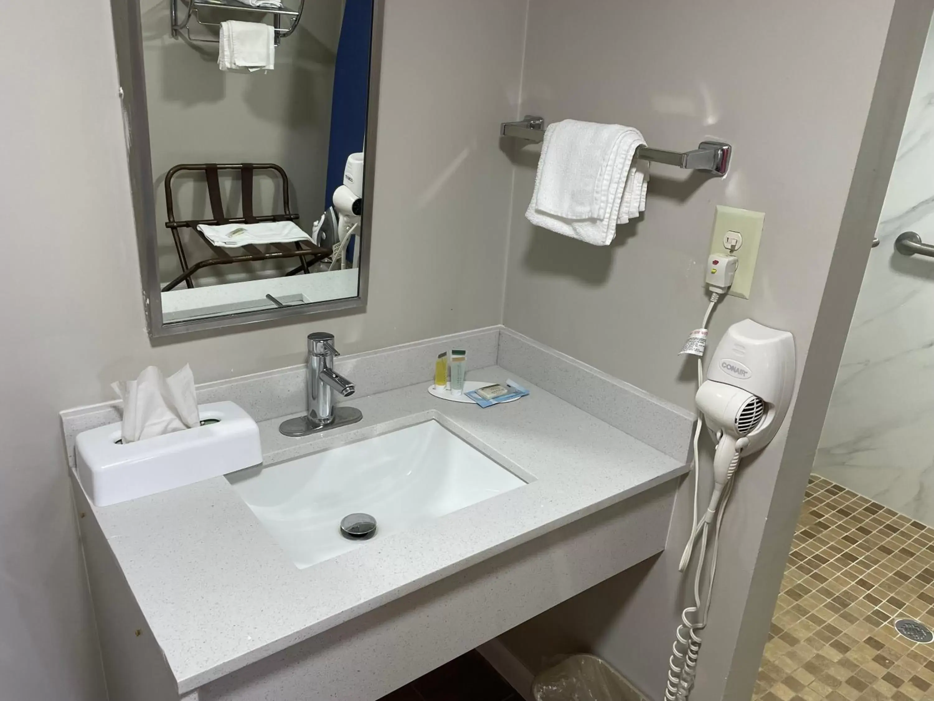 Bathroom in Days Inn by Wyndham Valdosta/Near Valdosta Mall