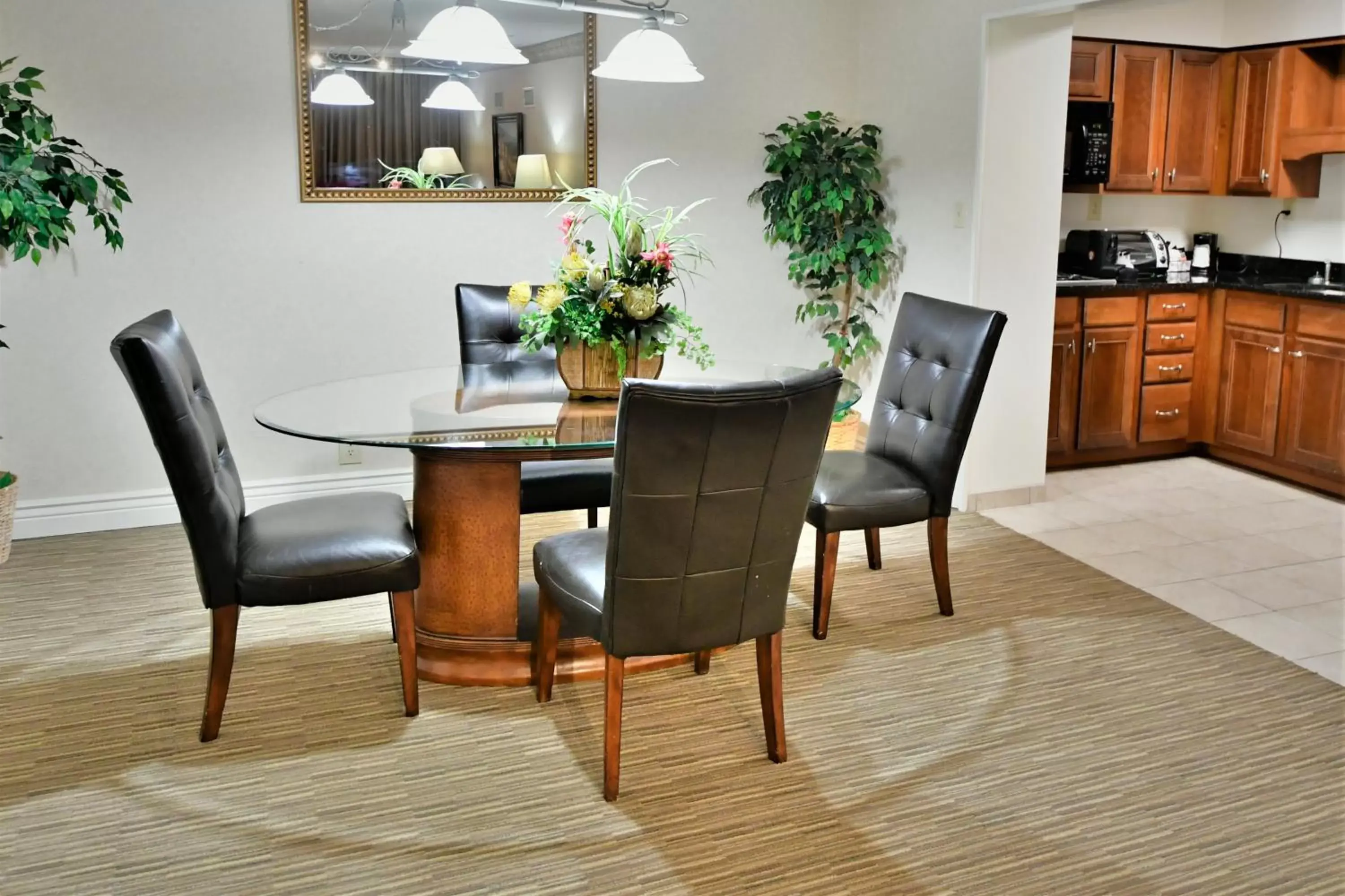 Seating area, Dining Area in Ramada by Wyndham Jacksonville Hotel & Conference Center