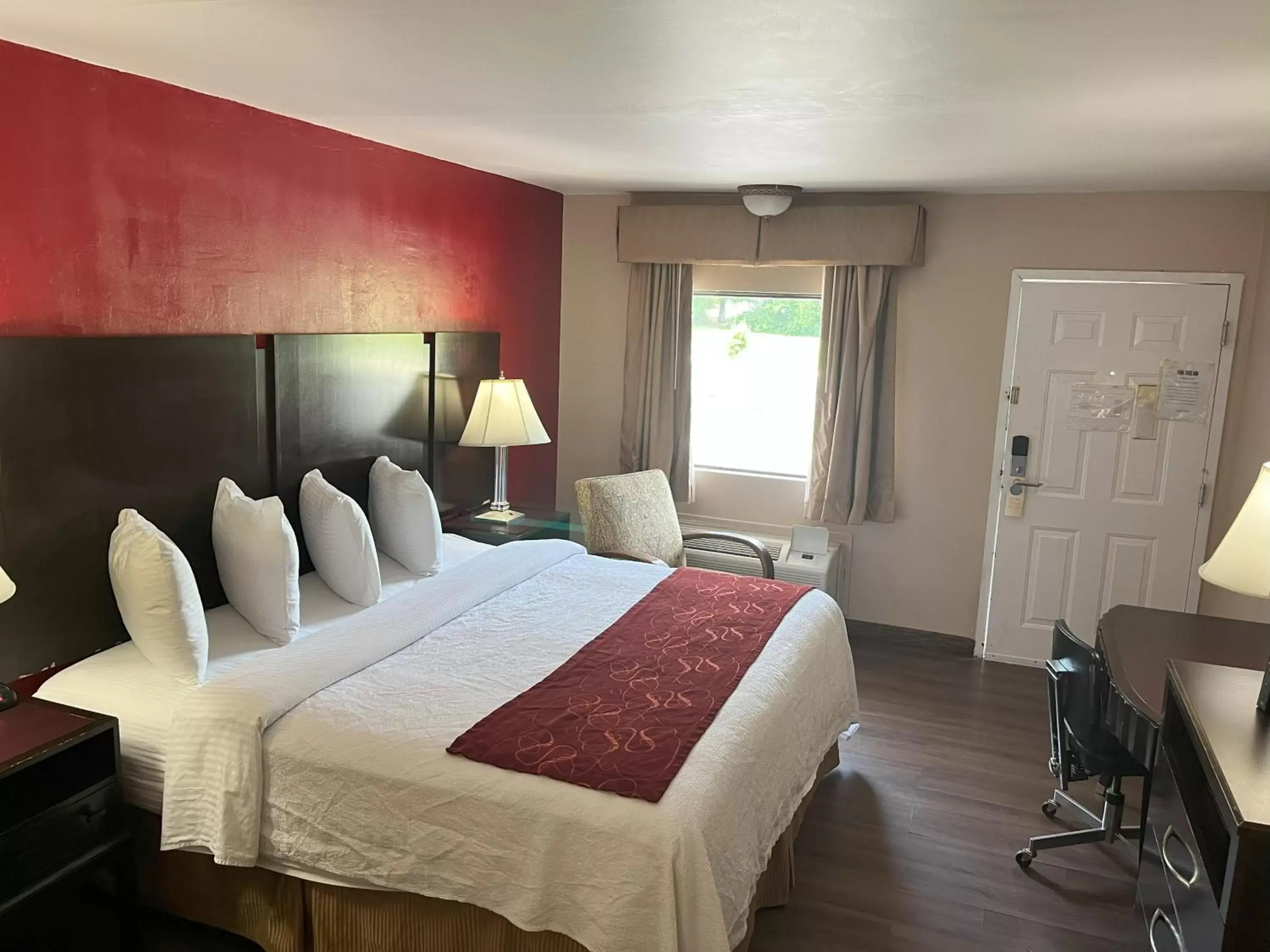 Photo of the whole room, Bed in Pinetree Inn