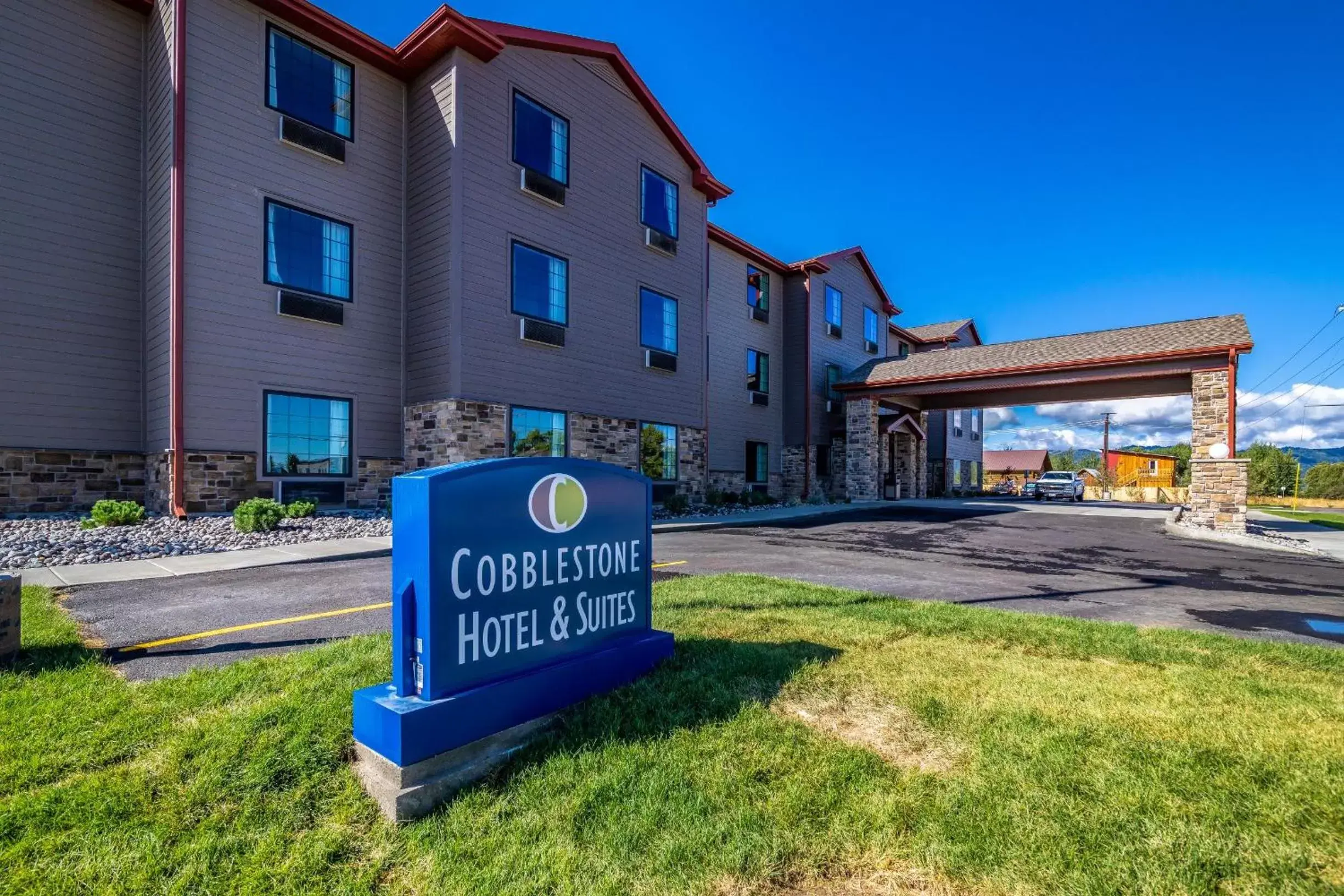 Facade/entrance in Cobblestone Hotel & Suites - Victor