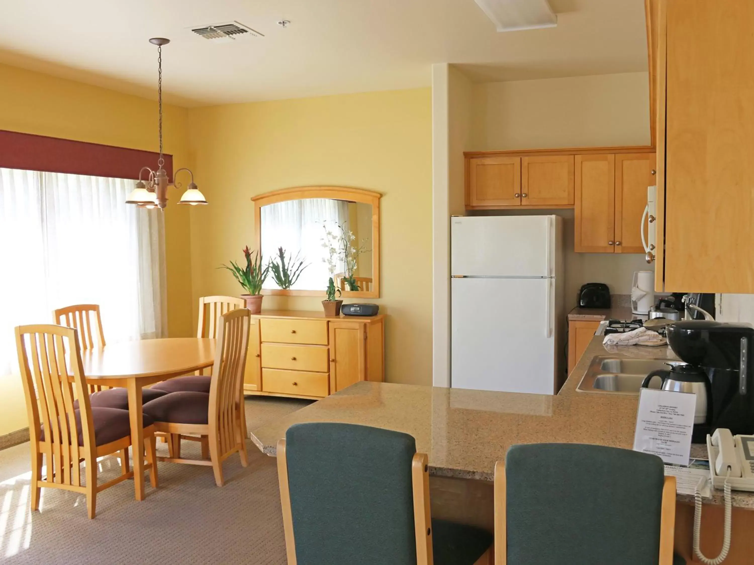 Dining Area in Raintree's Cimarron Golf Resort Palm Springs