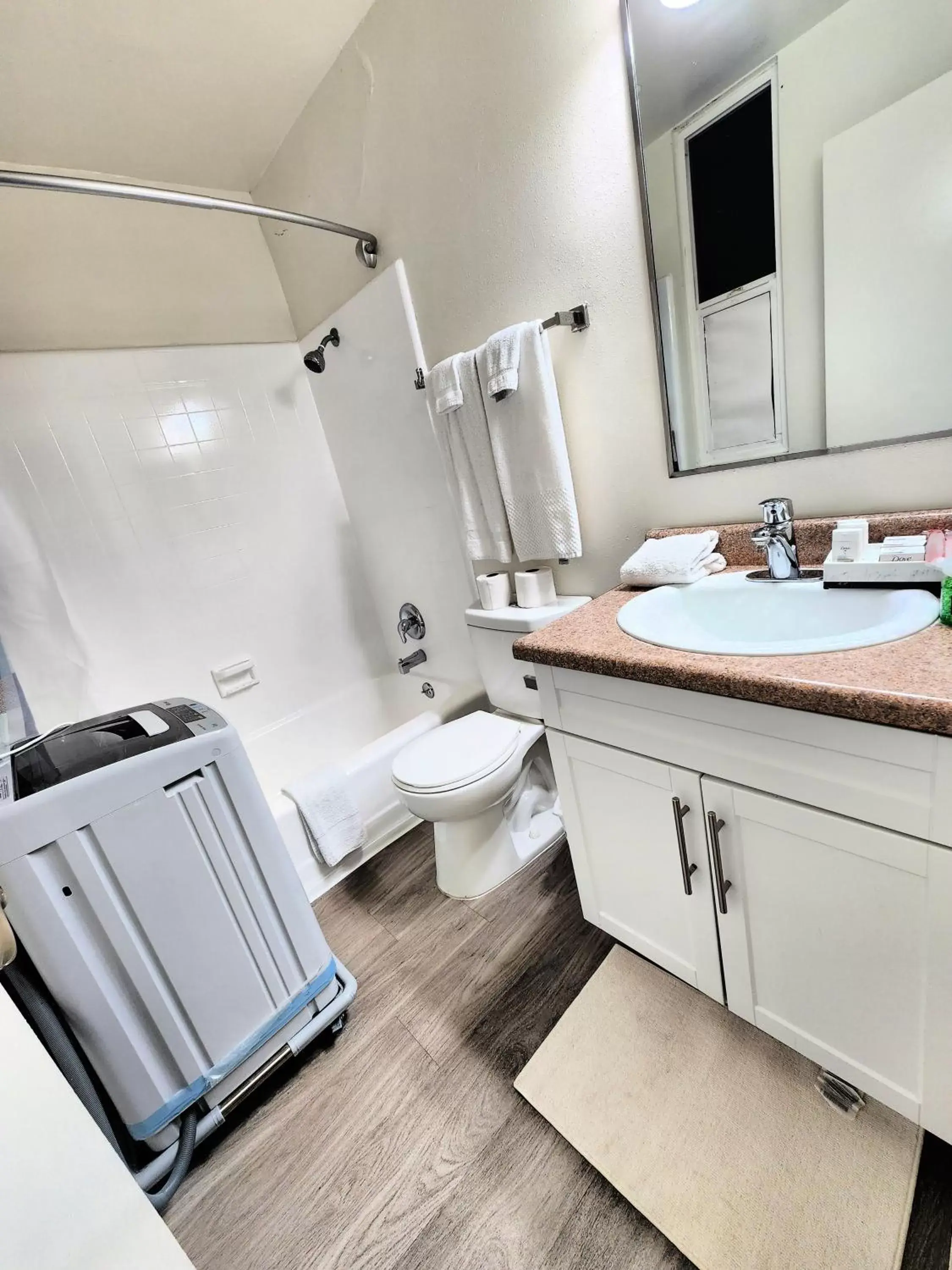 Bathroom in Executive Santa Monica Suites