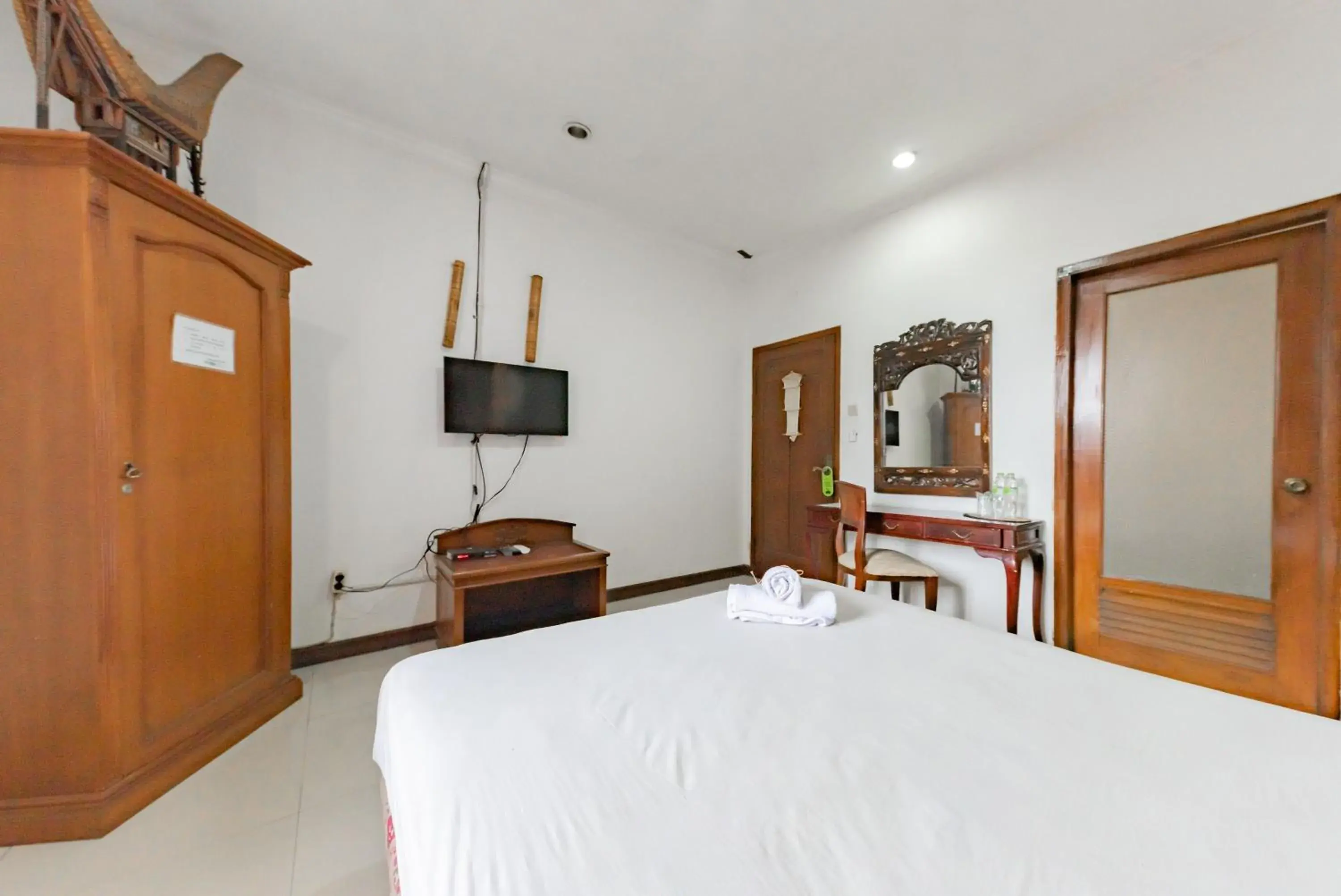 Bedroom, Bed in Urbanview De Ethnic Hotel Bandung