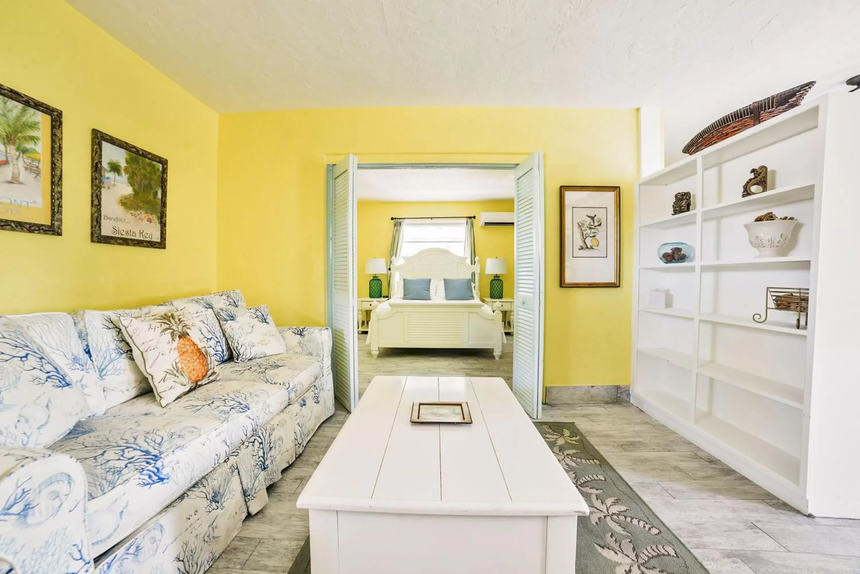 Bed, Seating Area in Siesta Key Palms Resort