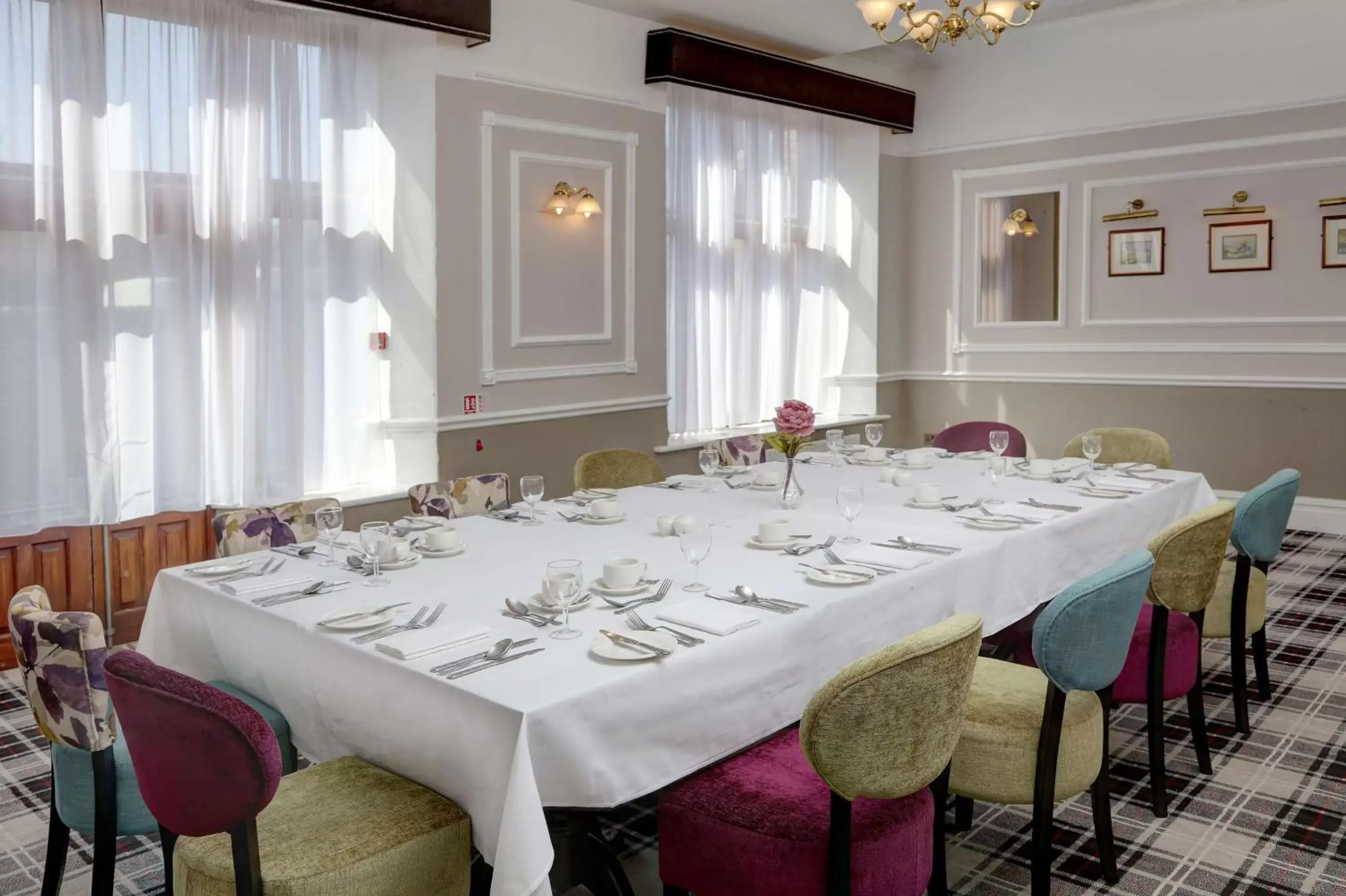 Restaurant/Places to Eat in Stonecross Manor Hotel