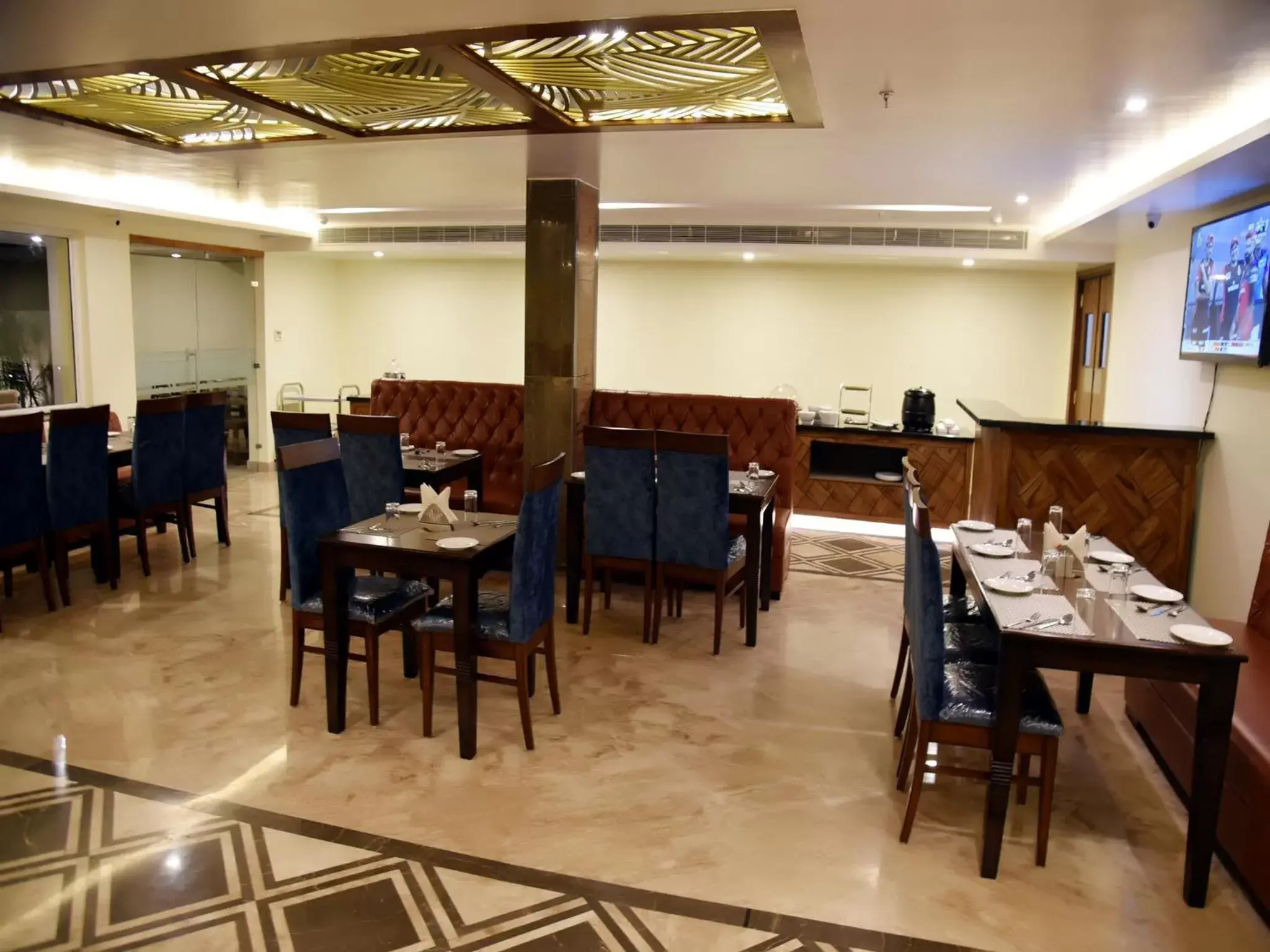 Restaurant/Places to Eat in Clarks Inn Suites Katra