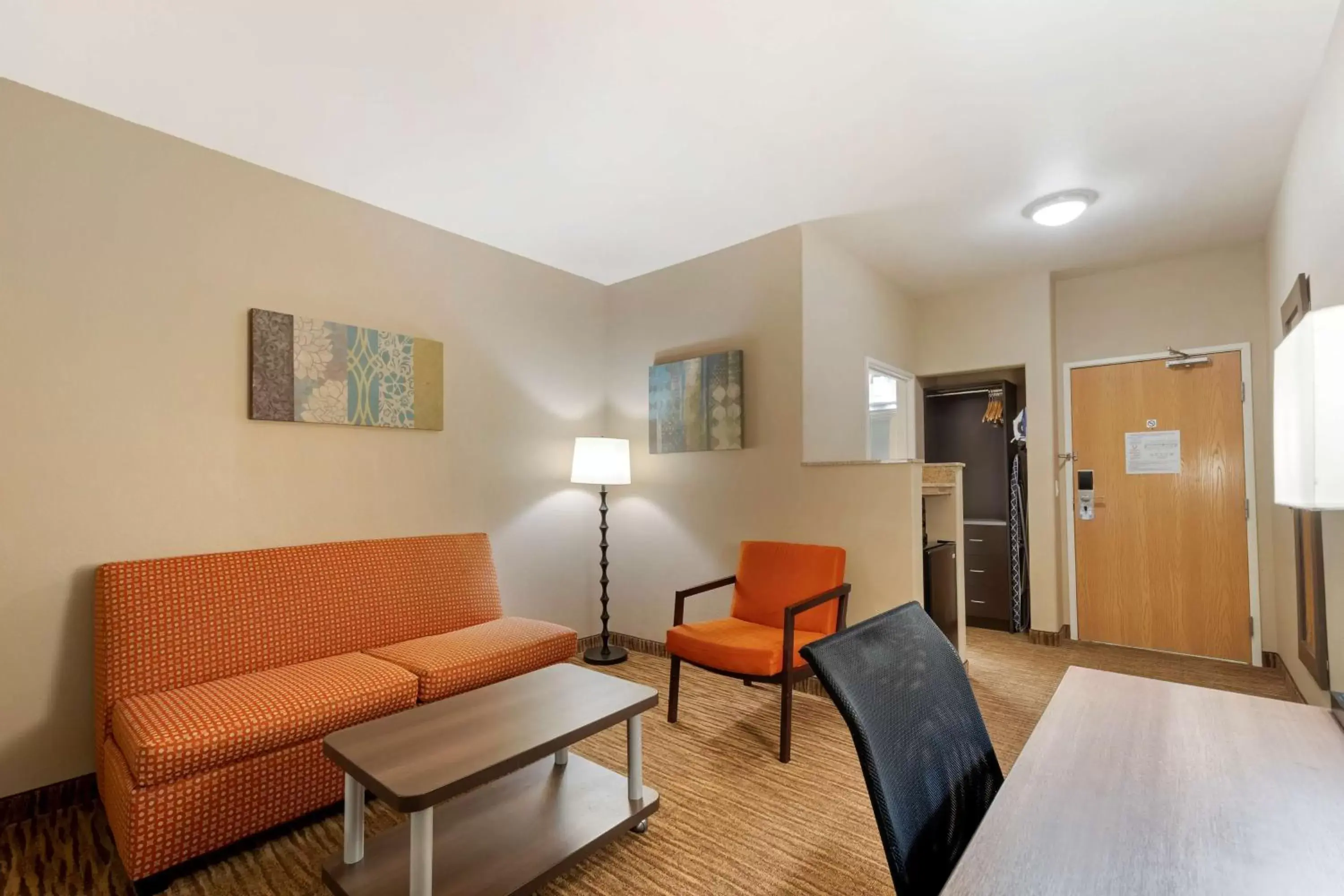 Photo of the whole room, Seating Area in Best Western Plus DFW Airport Suites