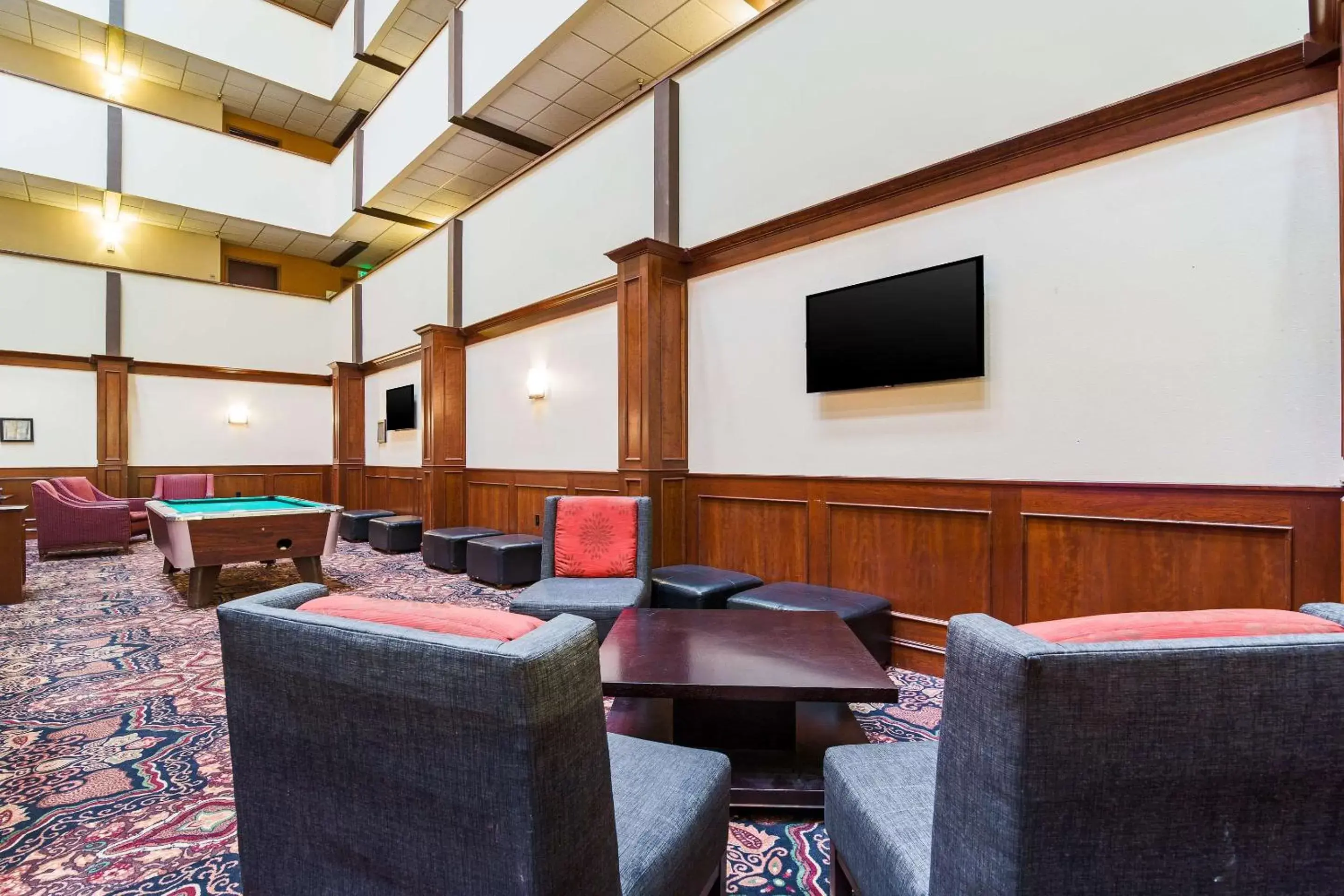 Restaurant/places to eat in Clarion Hotel Convention Center Restaurant/places to eat in Clarion Hotel Convention Center