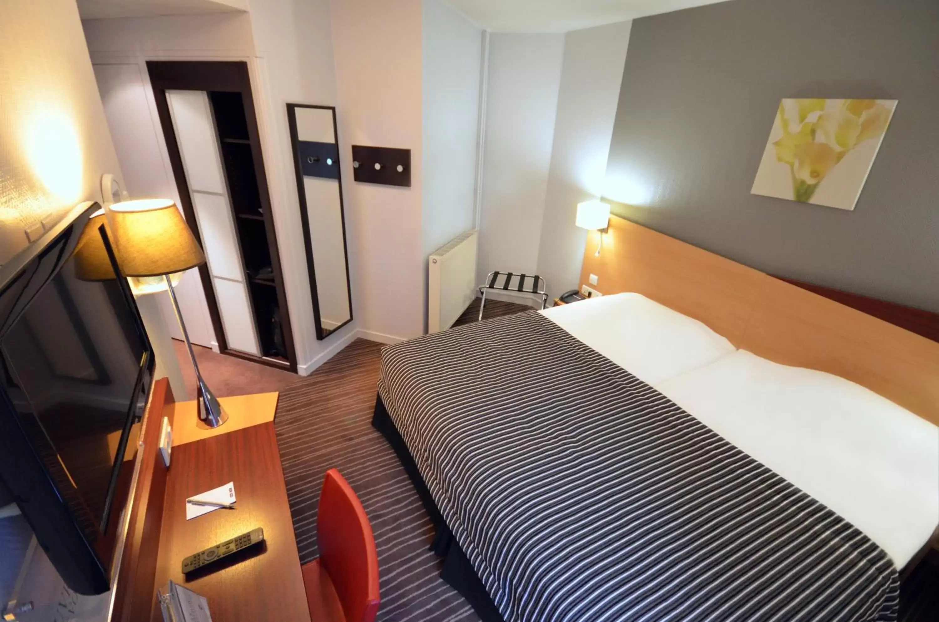 Bedroom, Bed in Kyriad Hotel Dijon Gare