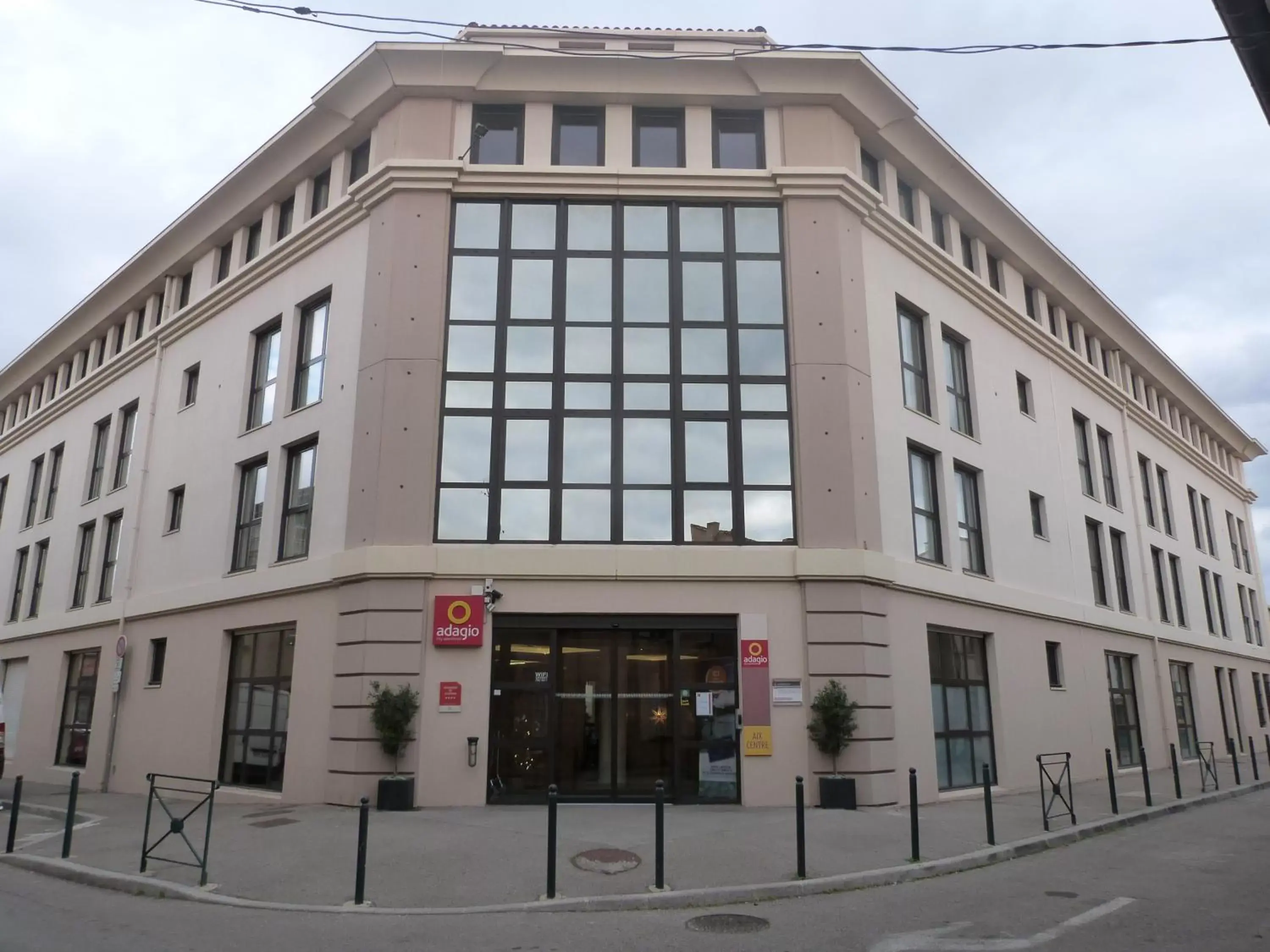 Facade/entrance, Property Building in Aparthotel Adagio Aix-en-Provence Centre