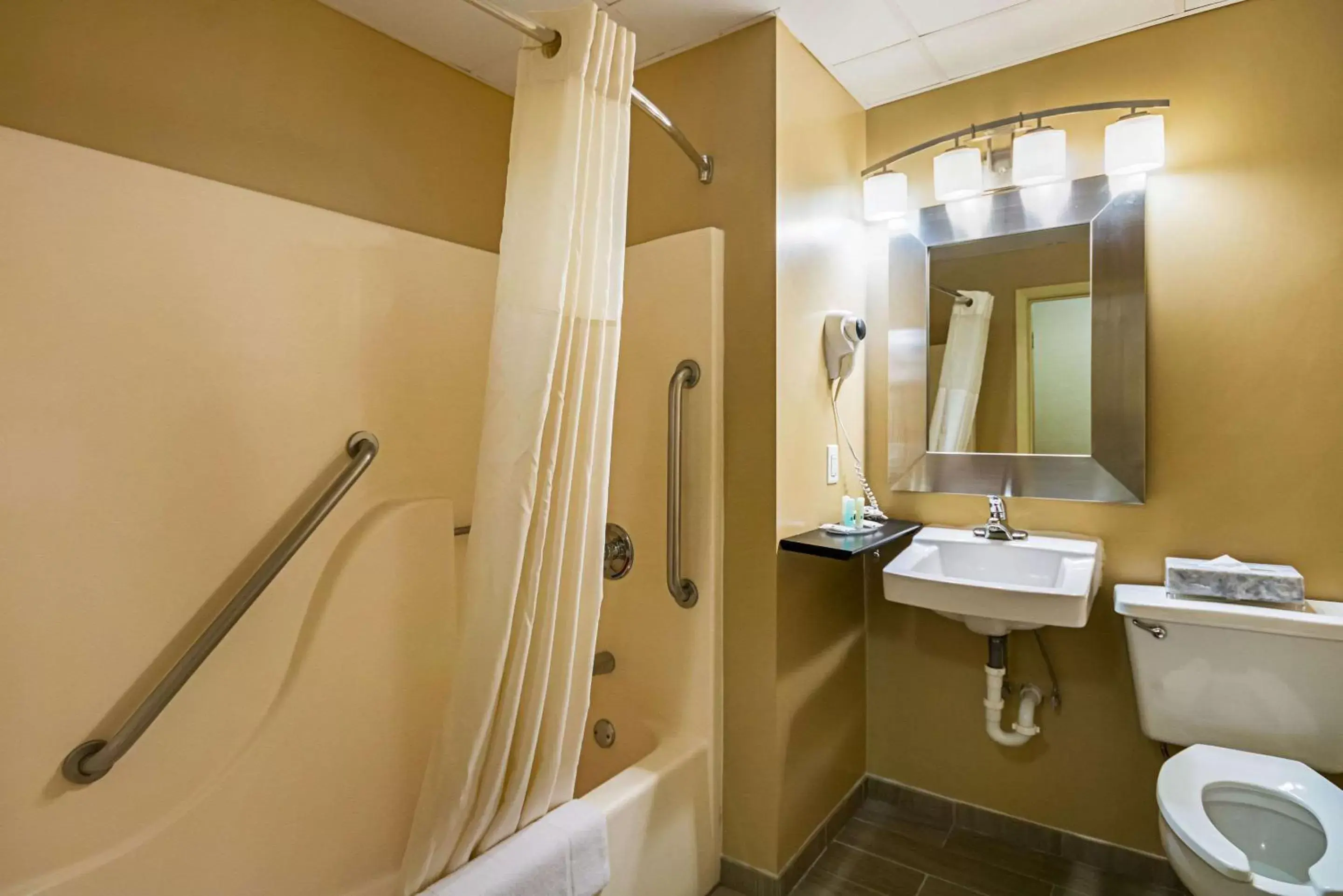 Photo of the whole room, Bathroom in Quality Inn Fairmont