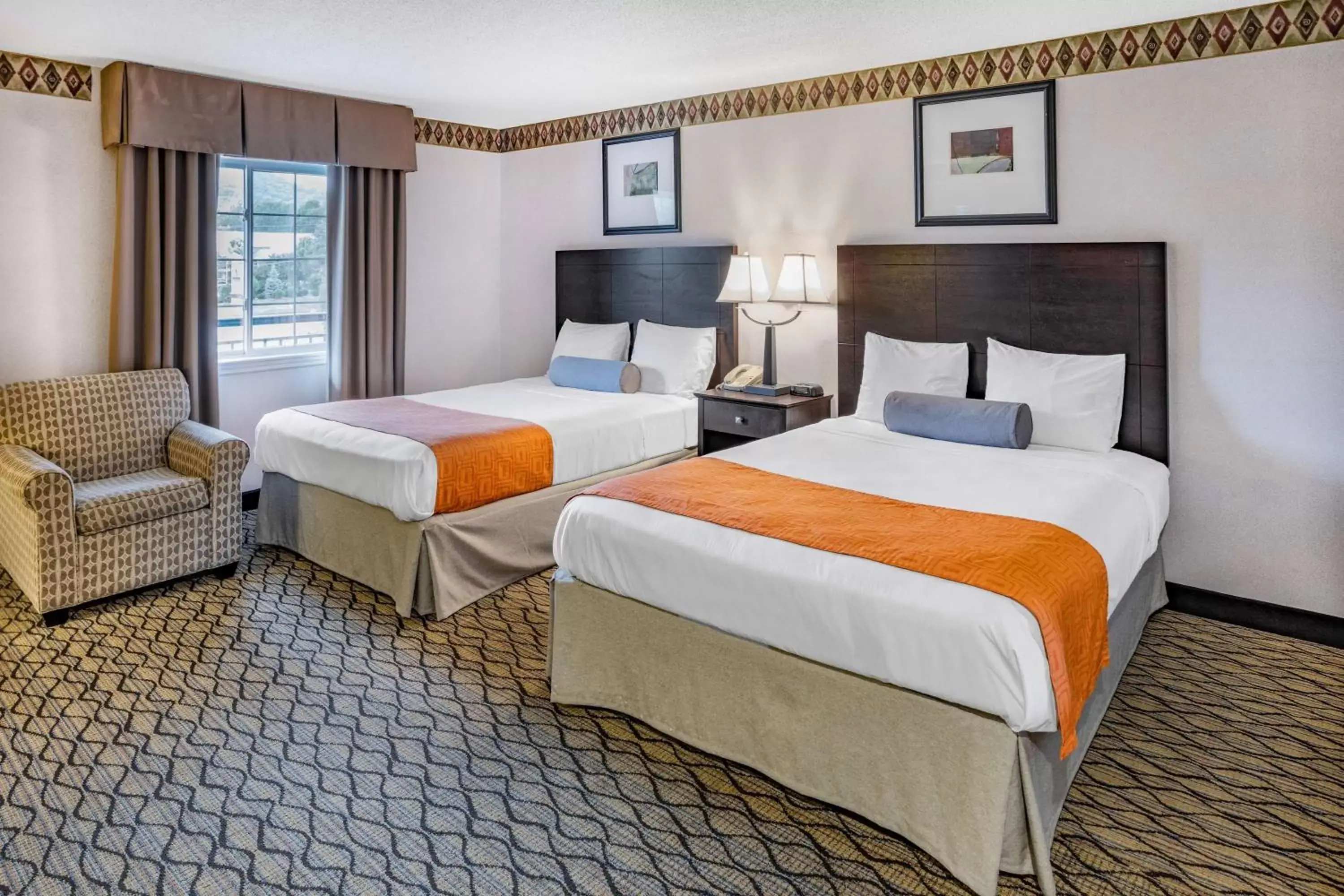 Photo of the whole room, Bed in Howard Johnson by Wyndham Lenox