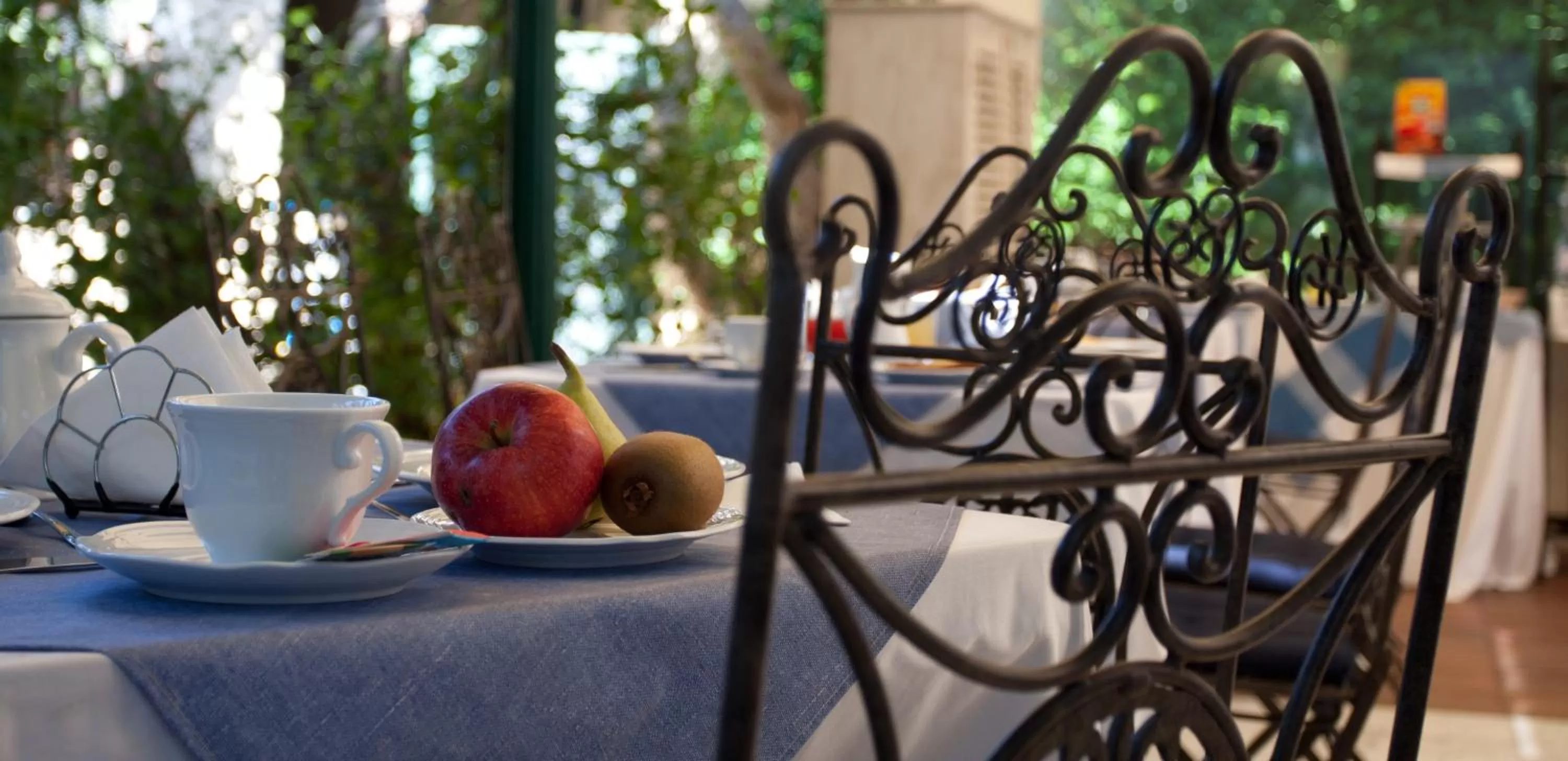 Restaurant/places to eat in Hotel Navy