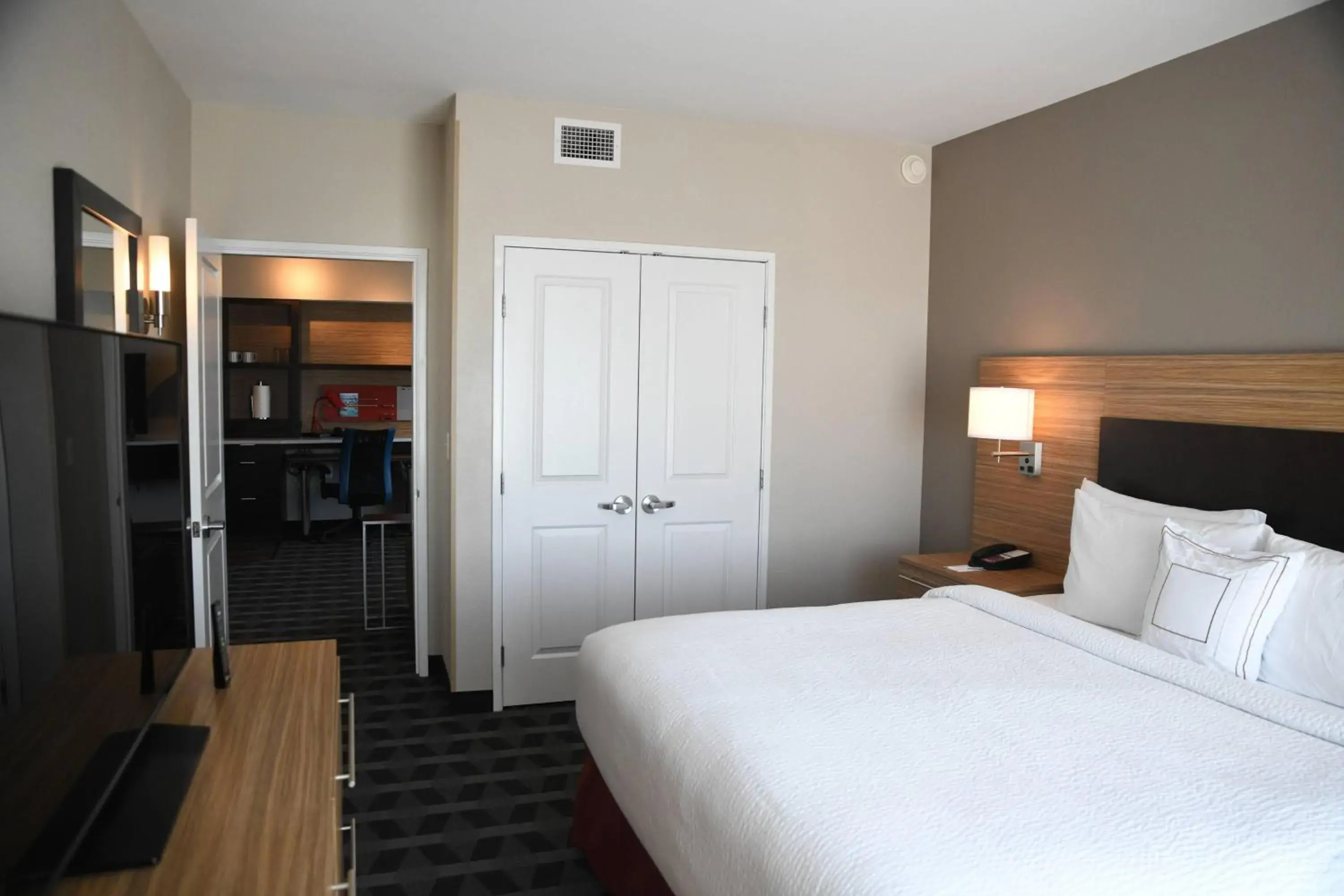 Bedroom, Bed in TownePlace Suites Kansas City At Briarcliff