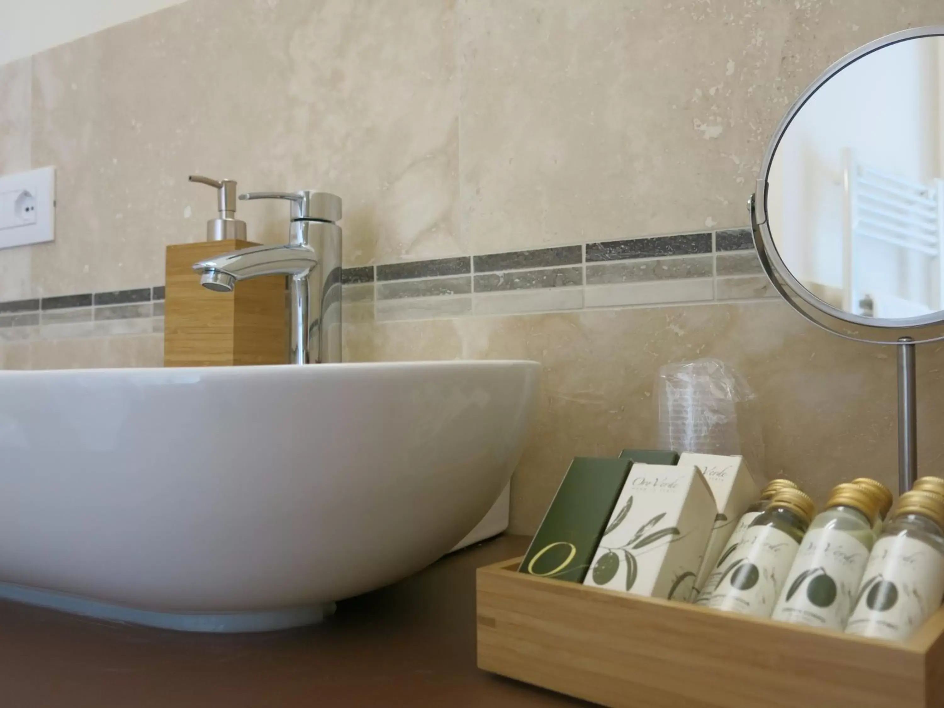 Bathroom, Coffee/Tea Facilities in La Coroncina Lodging